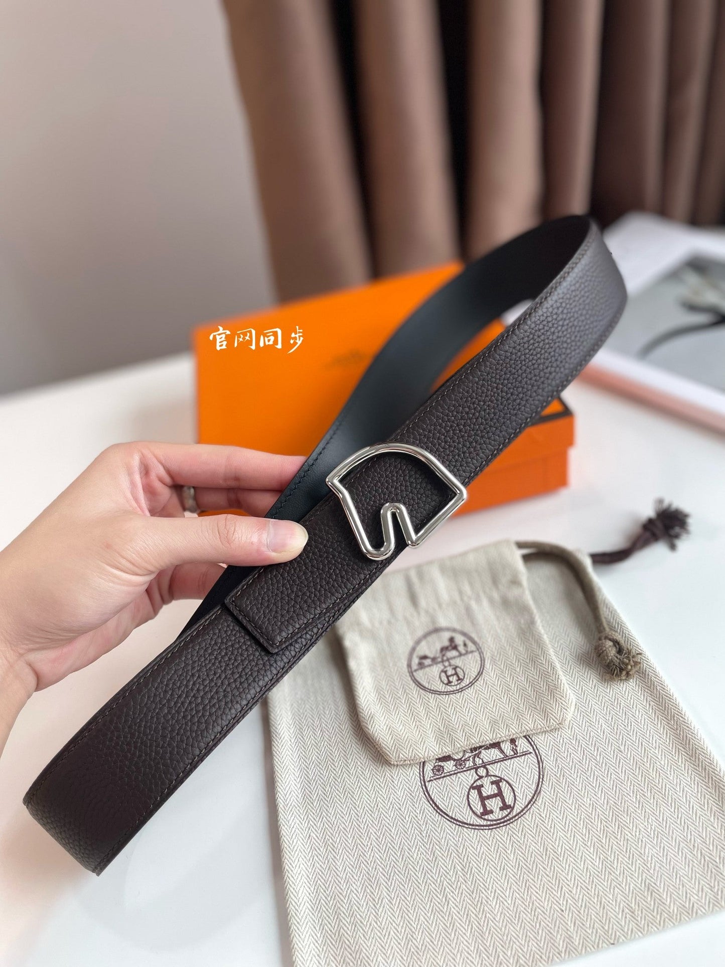 BOUCLE BELT BUCKLE & REVERSIBLE CHOCOLATE BROWN AND BLACK LEATHER STRAP 38MM SILVER HARDWARE