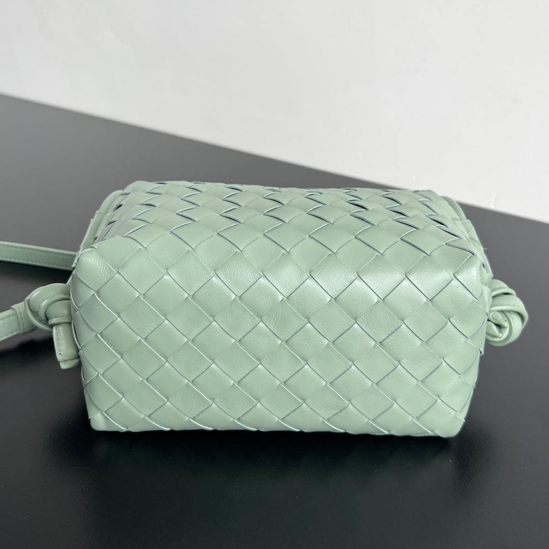 BV Loop Top Handle 19cm Sauge Lambskin