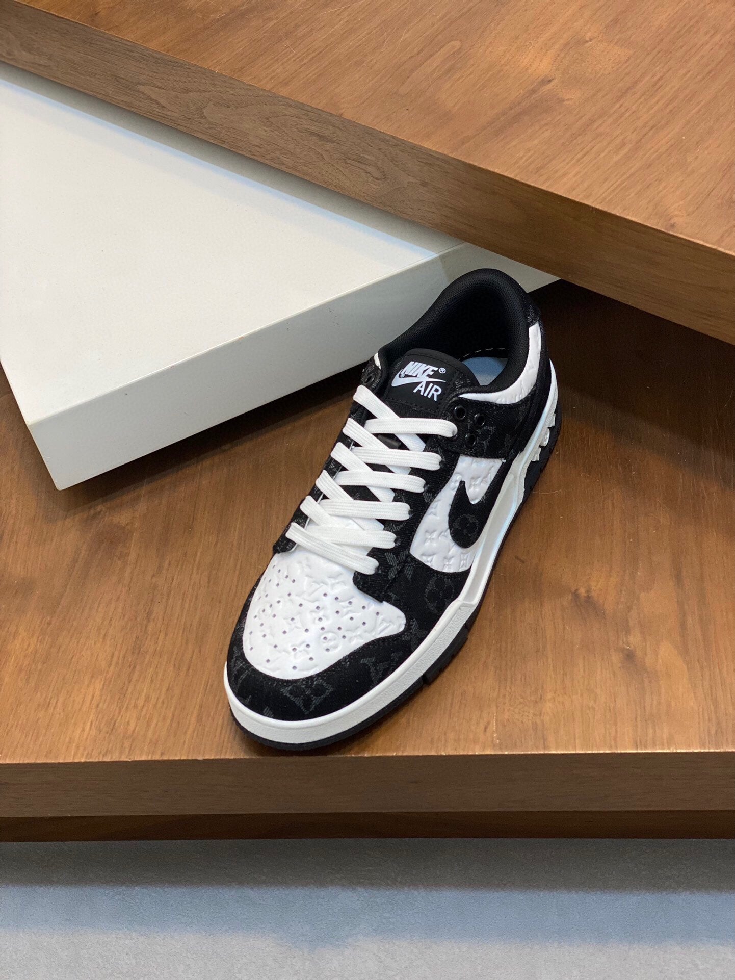 AIR TRAINER IN BLACK MIX WHITE CALFSKIN