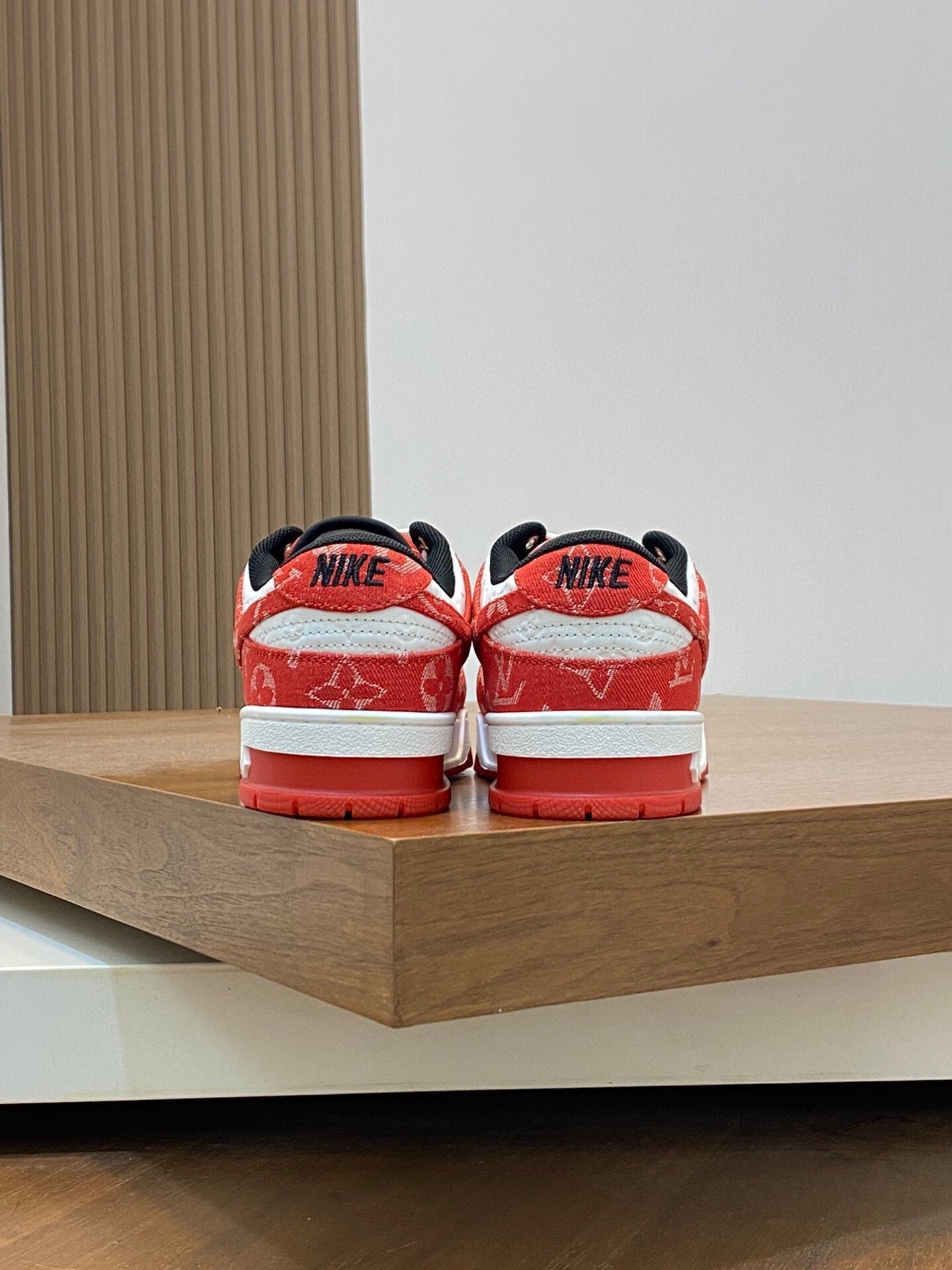 AIR TRAINER IN CRIMSON RED MIX WHITE CALFSKIN