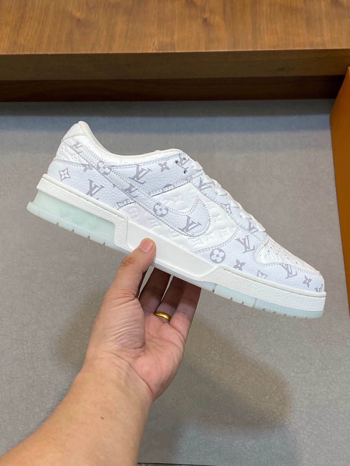 AIR TRAINER IN WHITE CALFKSIN