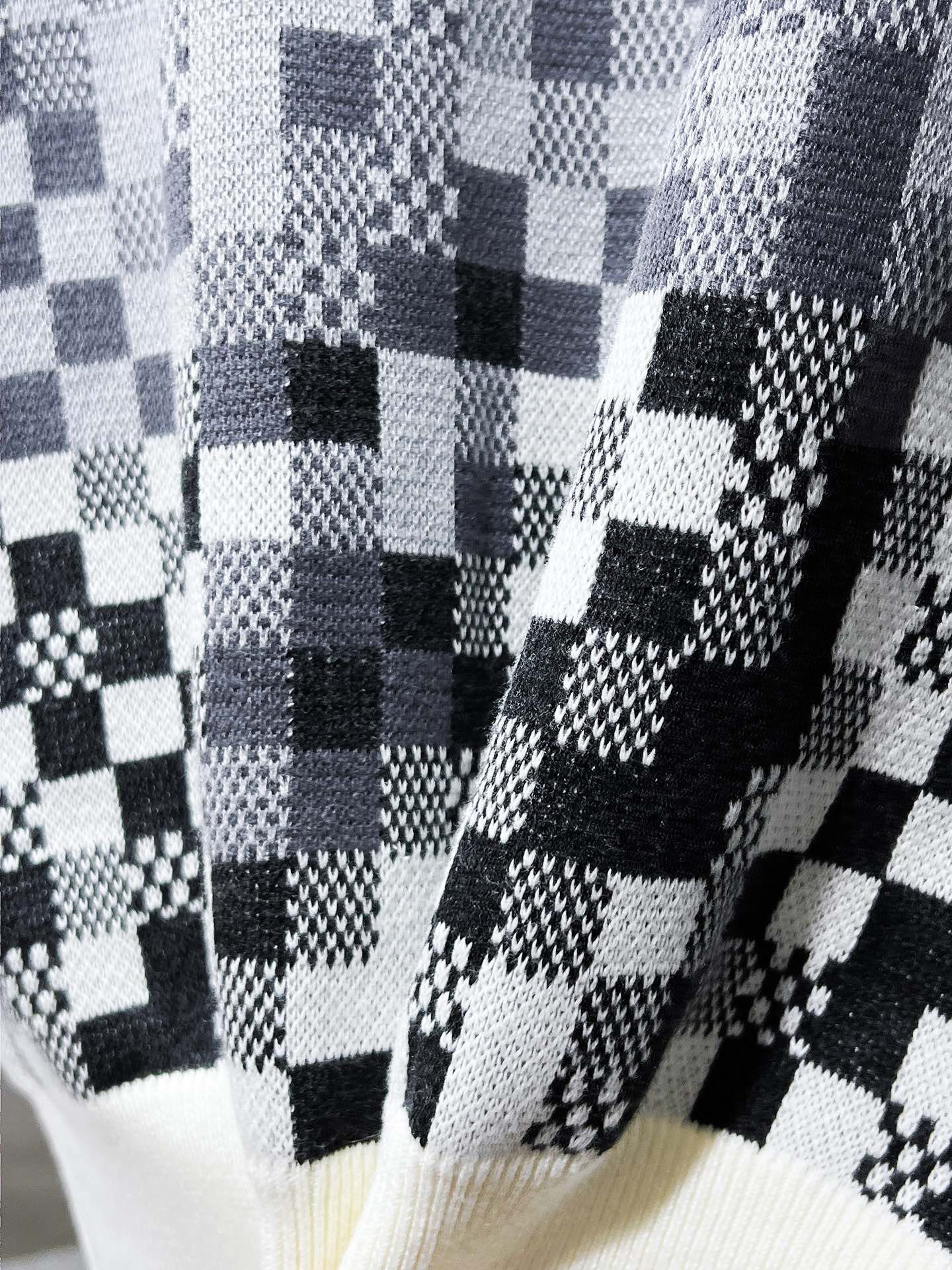 LV KNITTED SWEATER IN GRAY BLACK WHITE DAMOFLAGE MOTIF WOOL 238799