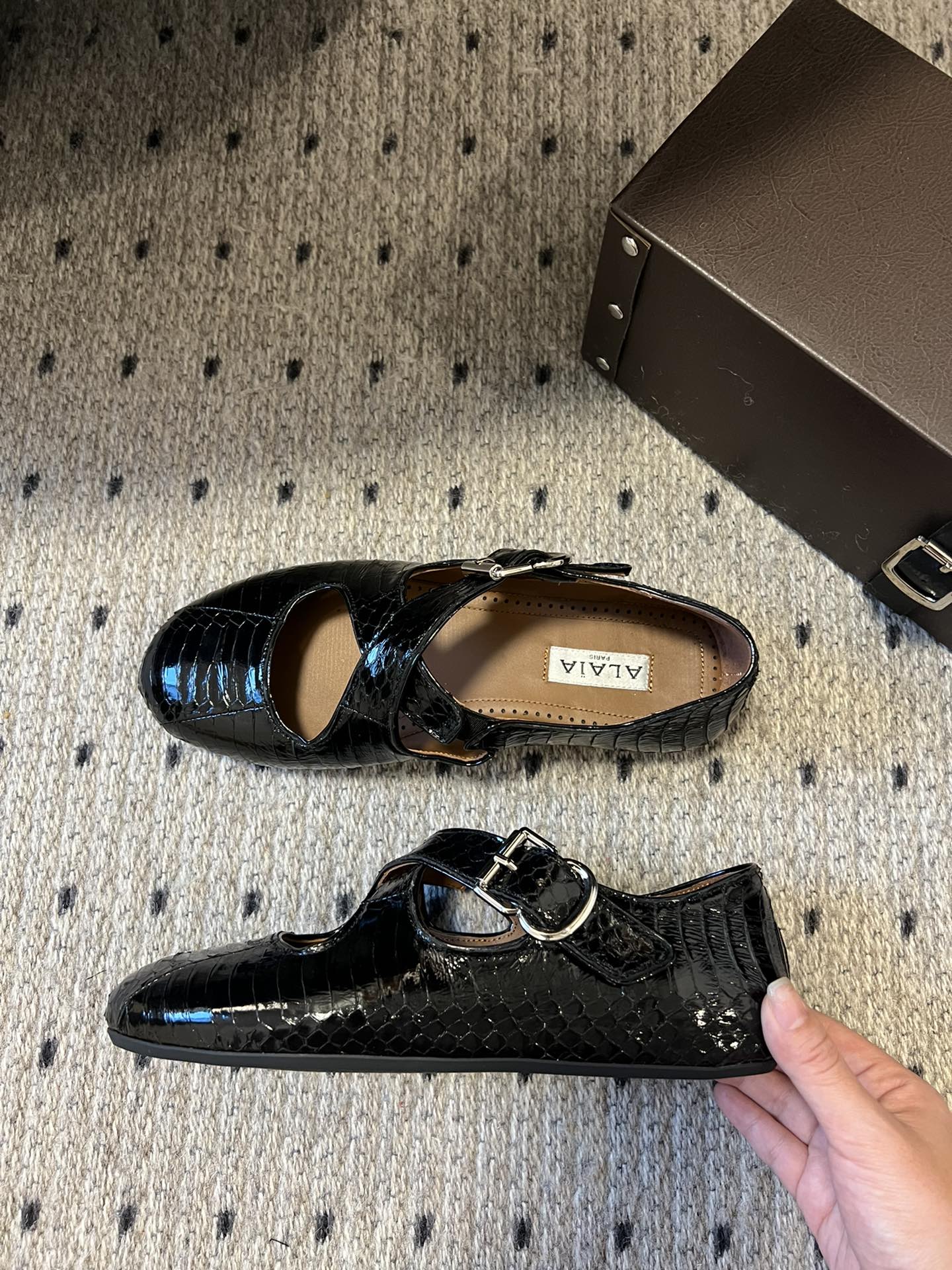 Alaia 25 Criss Cross With Stud Ballet Flats Black Sheepskin 303697