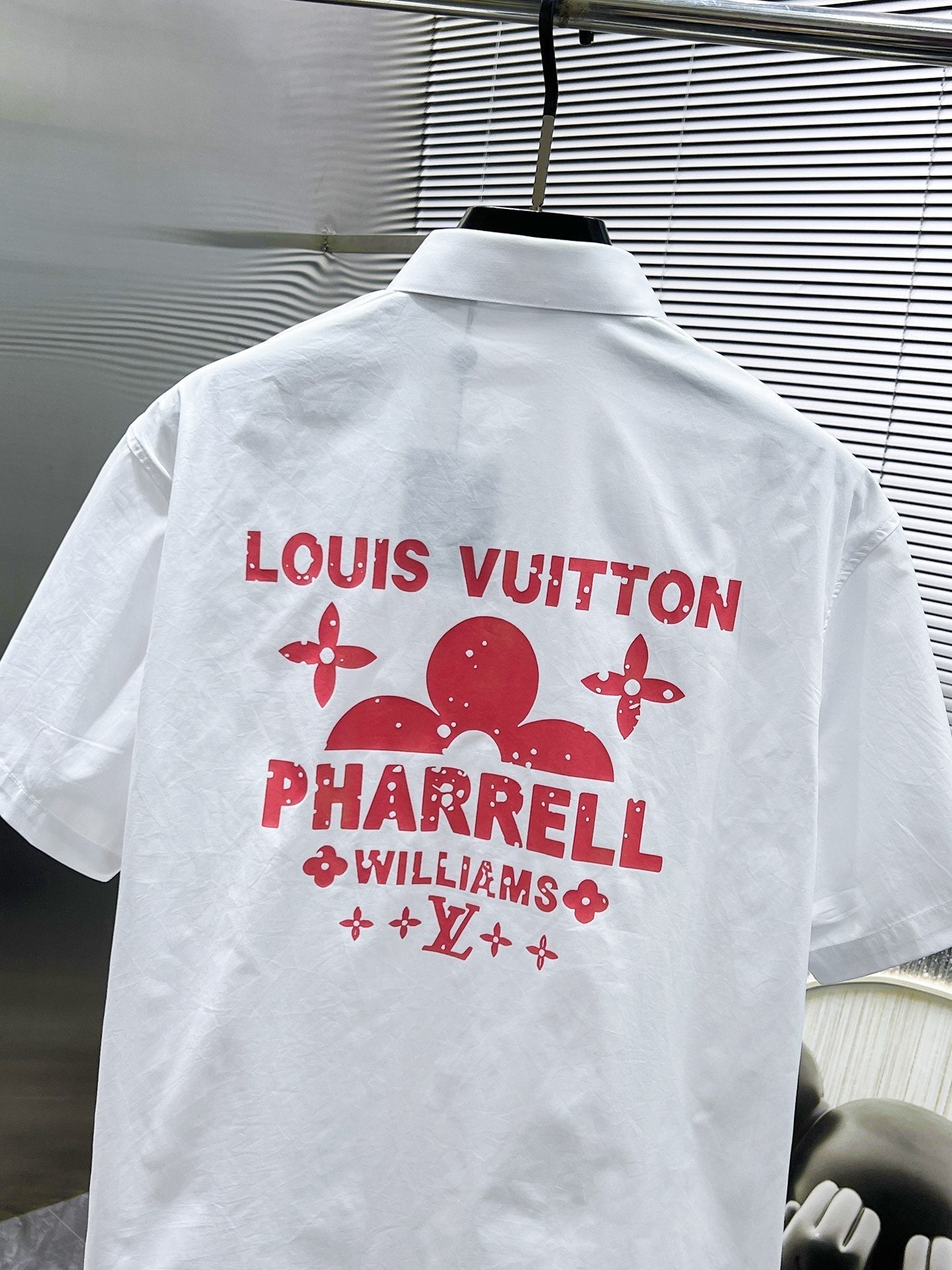 LV SHORT-SLEEVED SHIRT IN WHITE COTTON PINK LOGO 238814