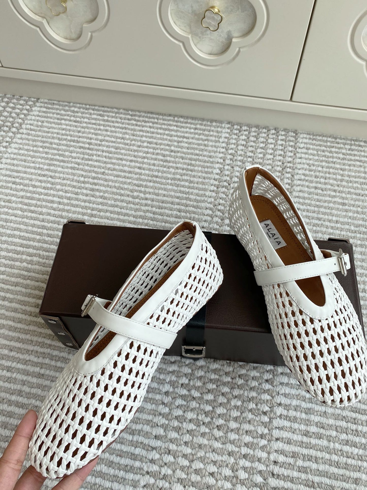 Alaia Women's Ballet Flat White Lambskin 291054