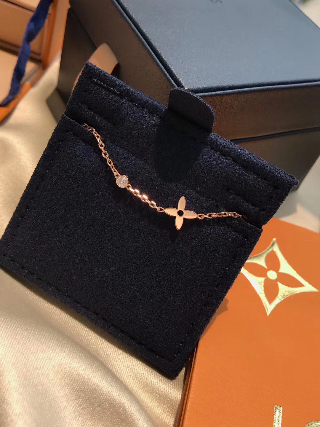 LV BLOSSOM SERIES SINGLE FLOWER DIAMOND COLLARBONE BRACELET