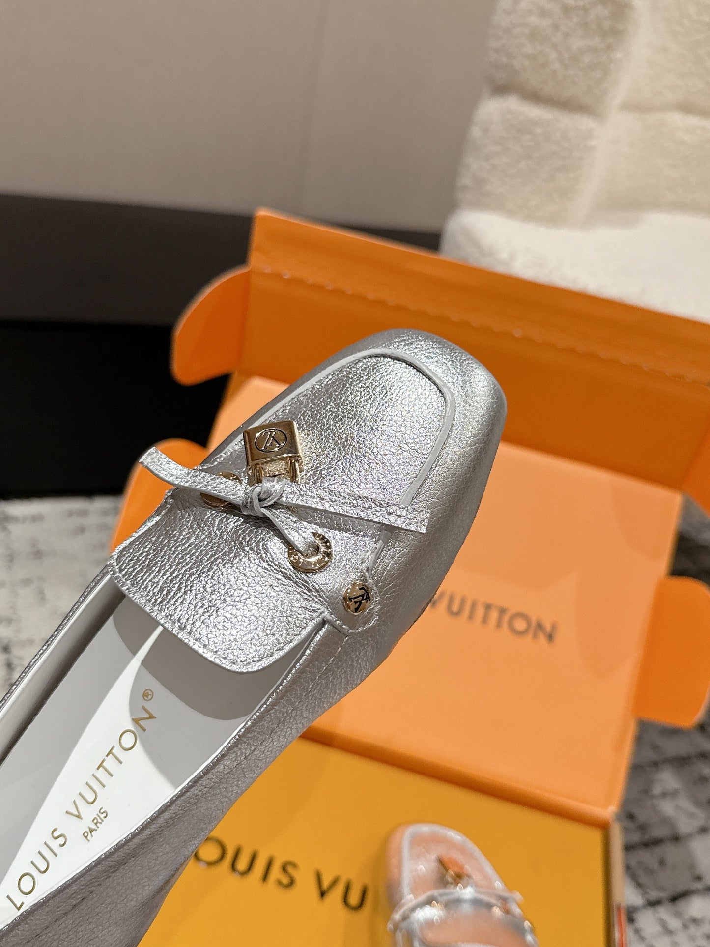 LV Flat-soled lock loafers sliver cowhide 383379