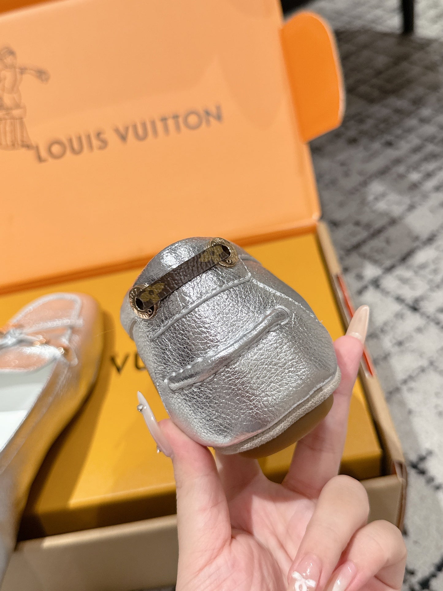 LV Flat-soled lock loafers sliver cowhide 383379