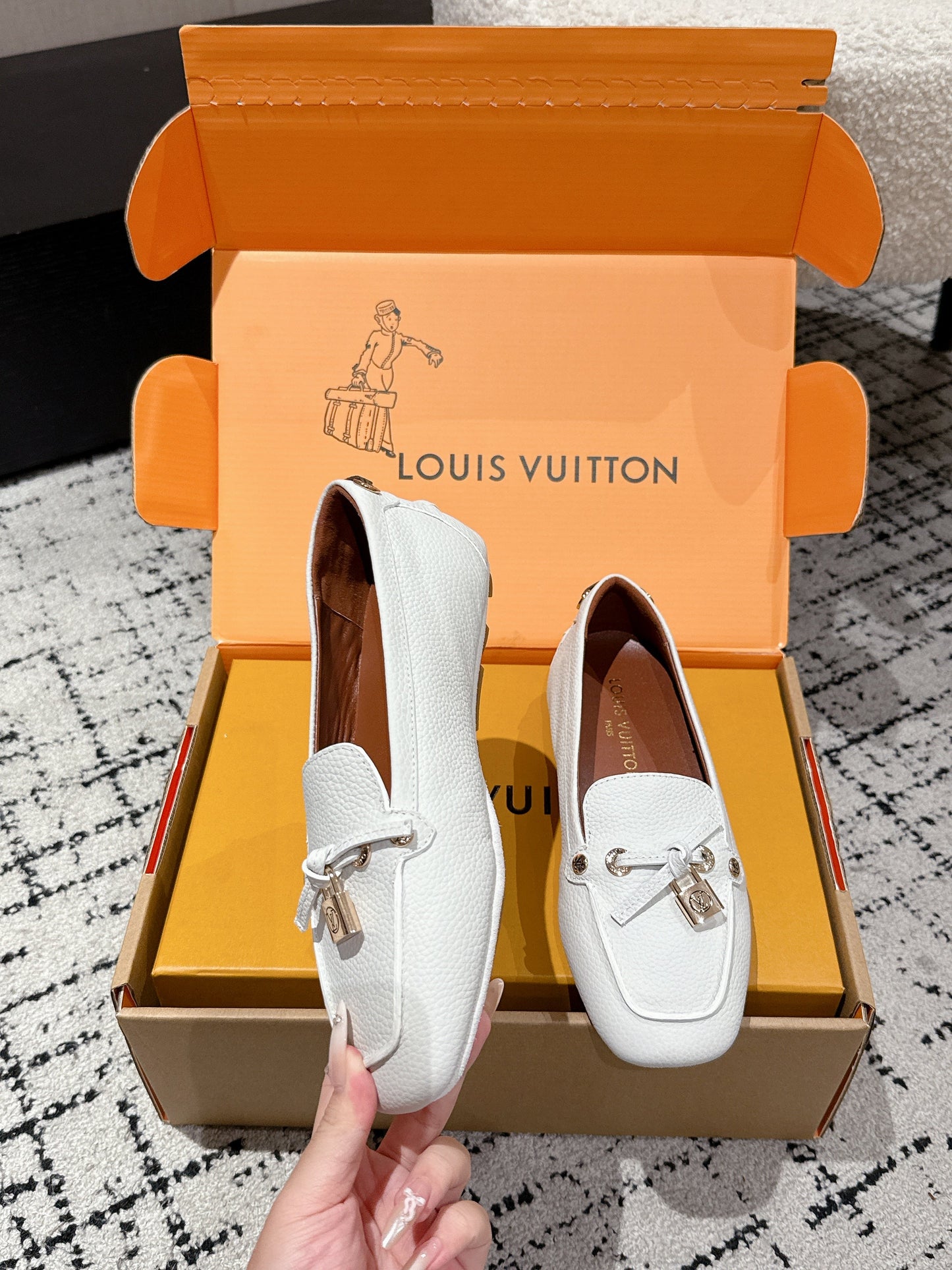 LV Flat-soled lock loafers white cowhide 383378