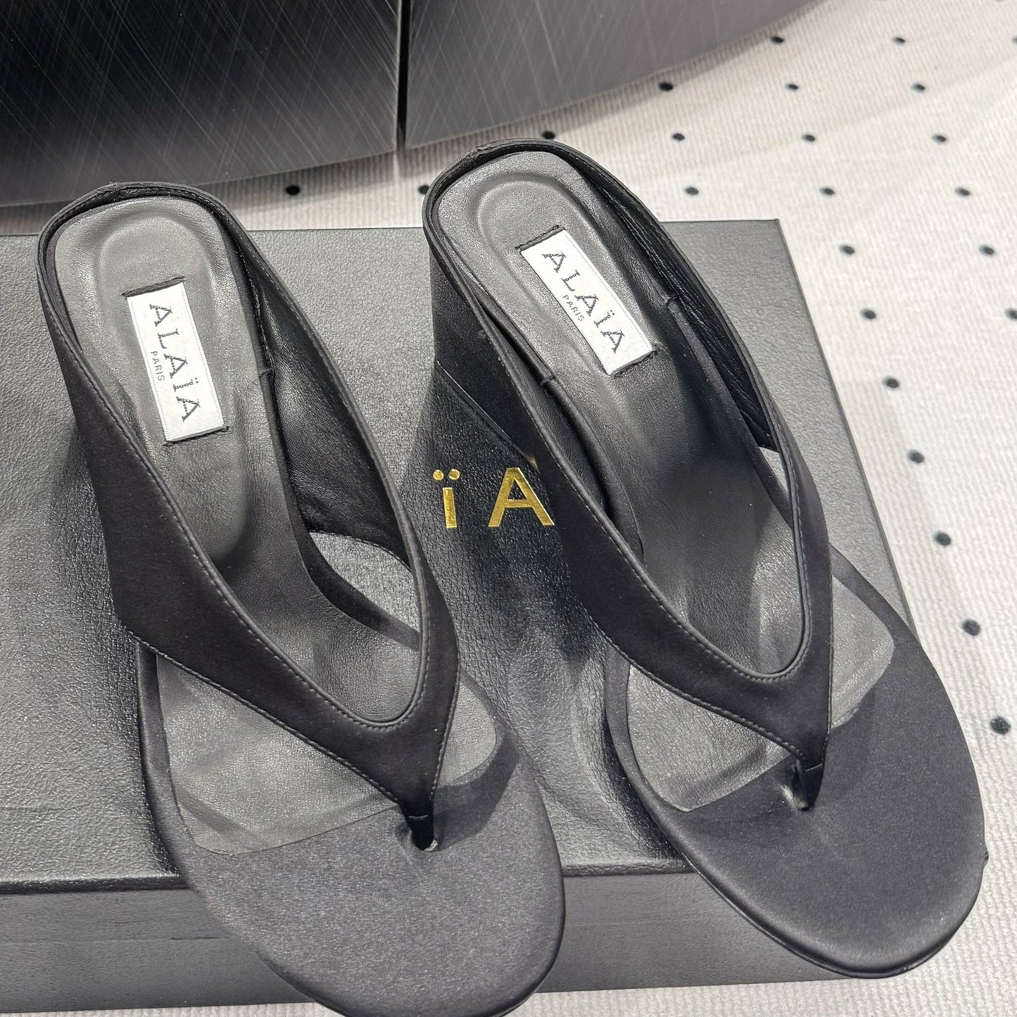 Alaia 25 Cube Thong Mules Black Sheepskin 296090