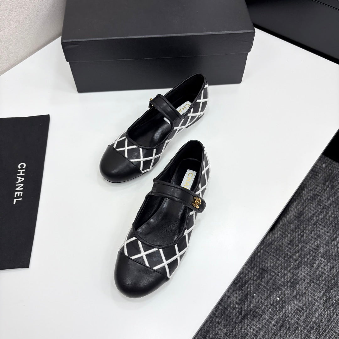 CC 25 Mary Jane White Black Quilted Calfskin