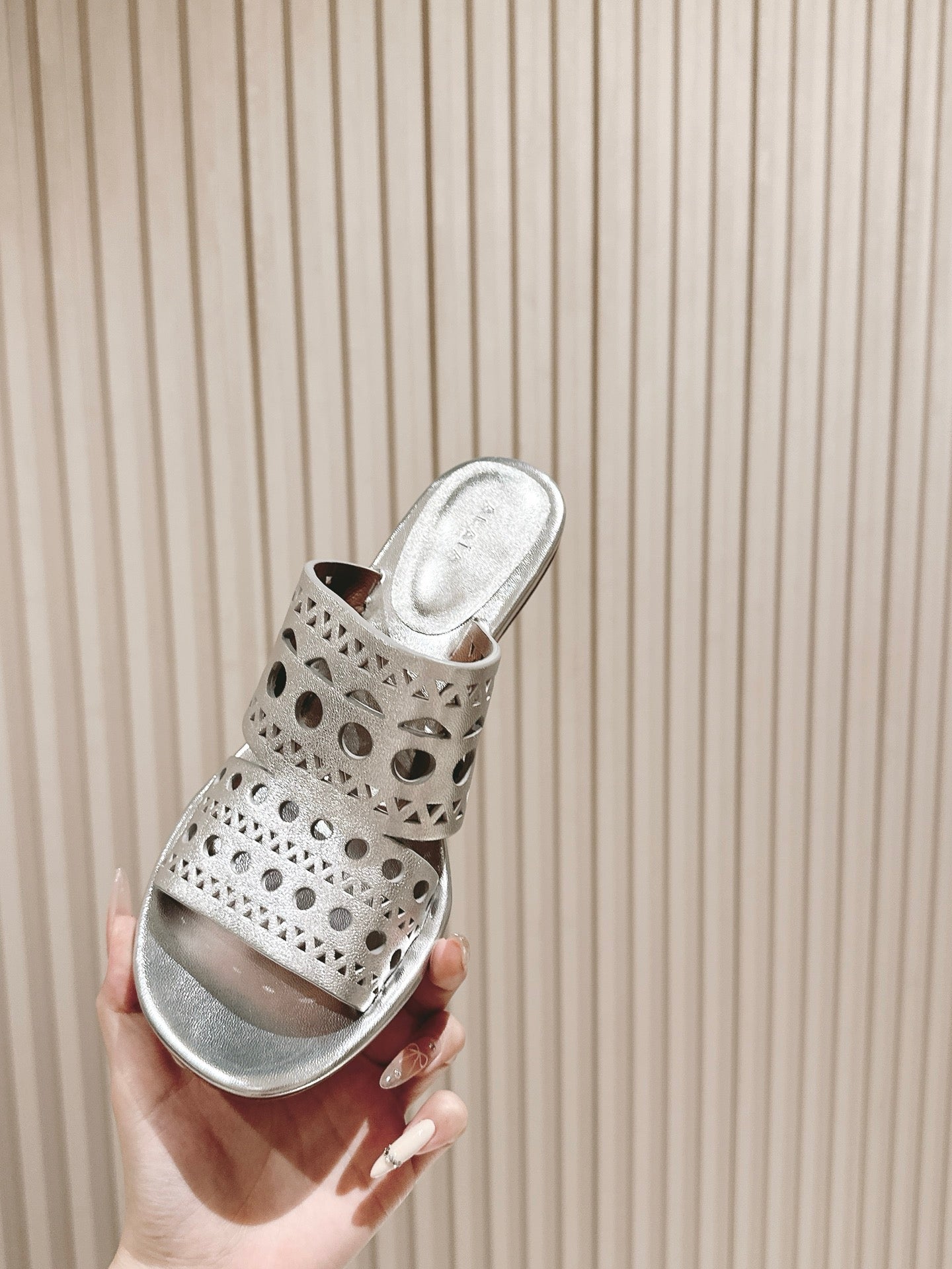 Alaia 2025 Vienne Cutout Kitten-Heel Slide Sandals Silver Leather 293647