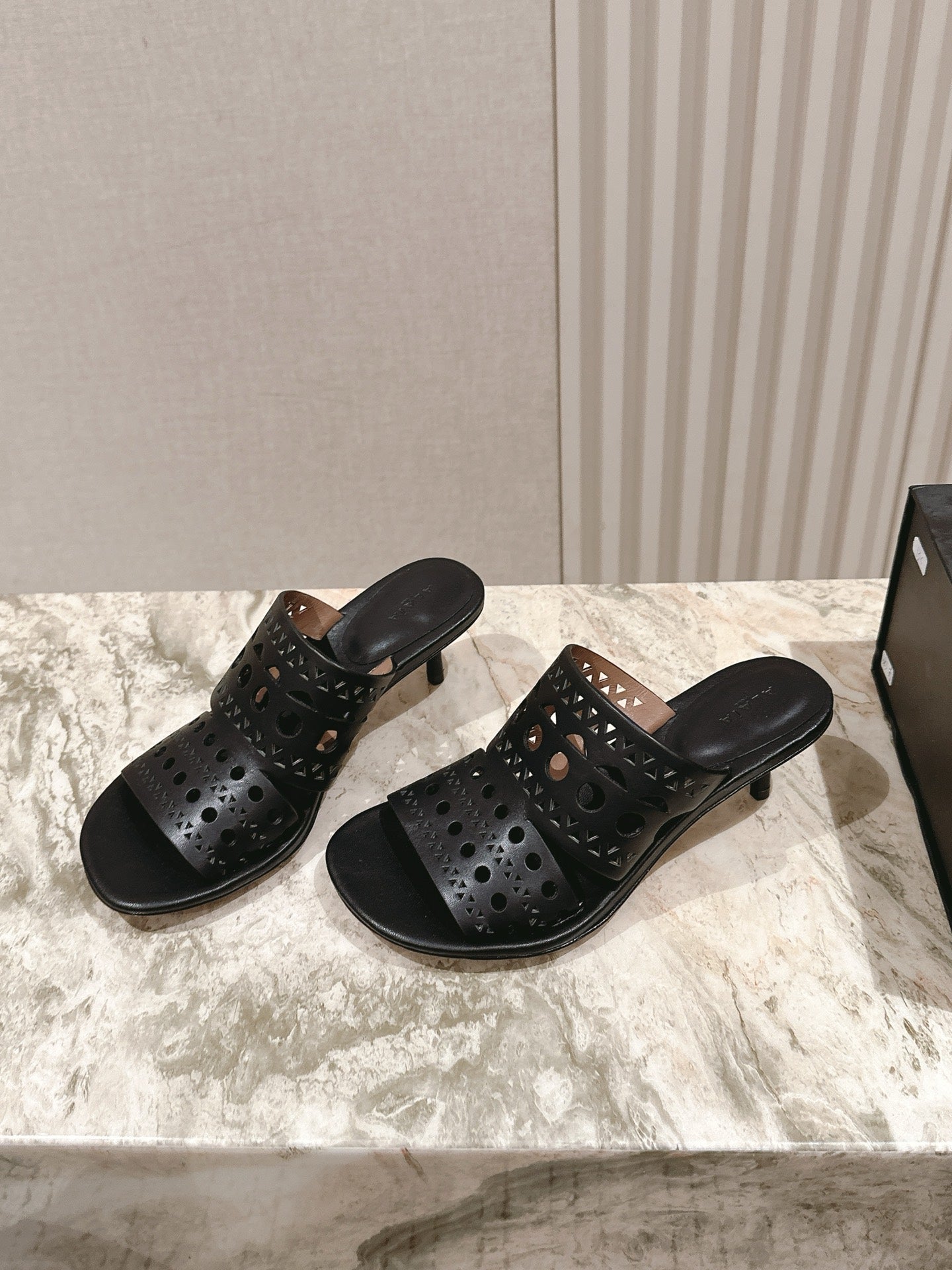 Alaia 2025 Vienne Cutout Kitten-Heel Slide Sandals Black Leather 293648