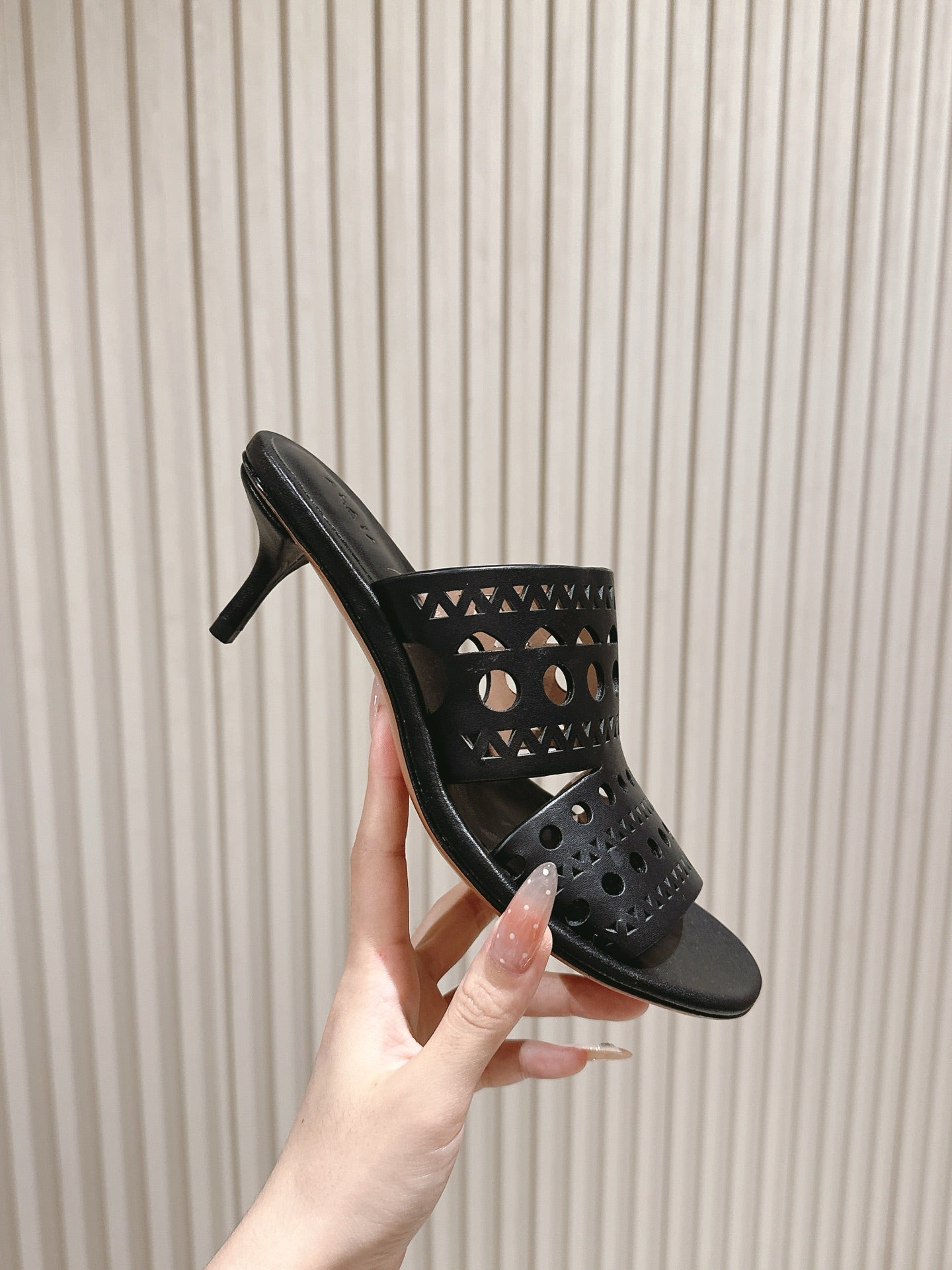 Alaia 2025 Vienne Cutout Kitten-Heel Slide Sandals Black Leather 293648