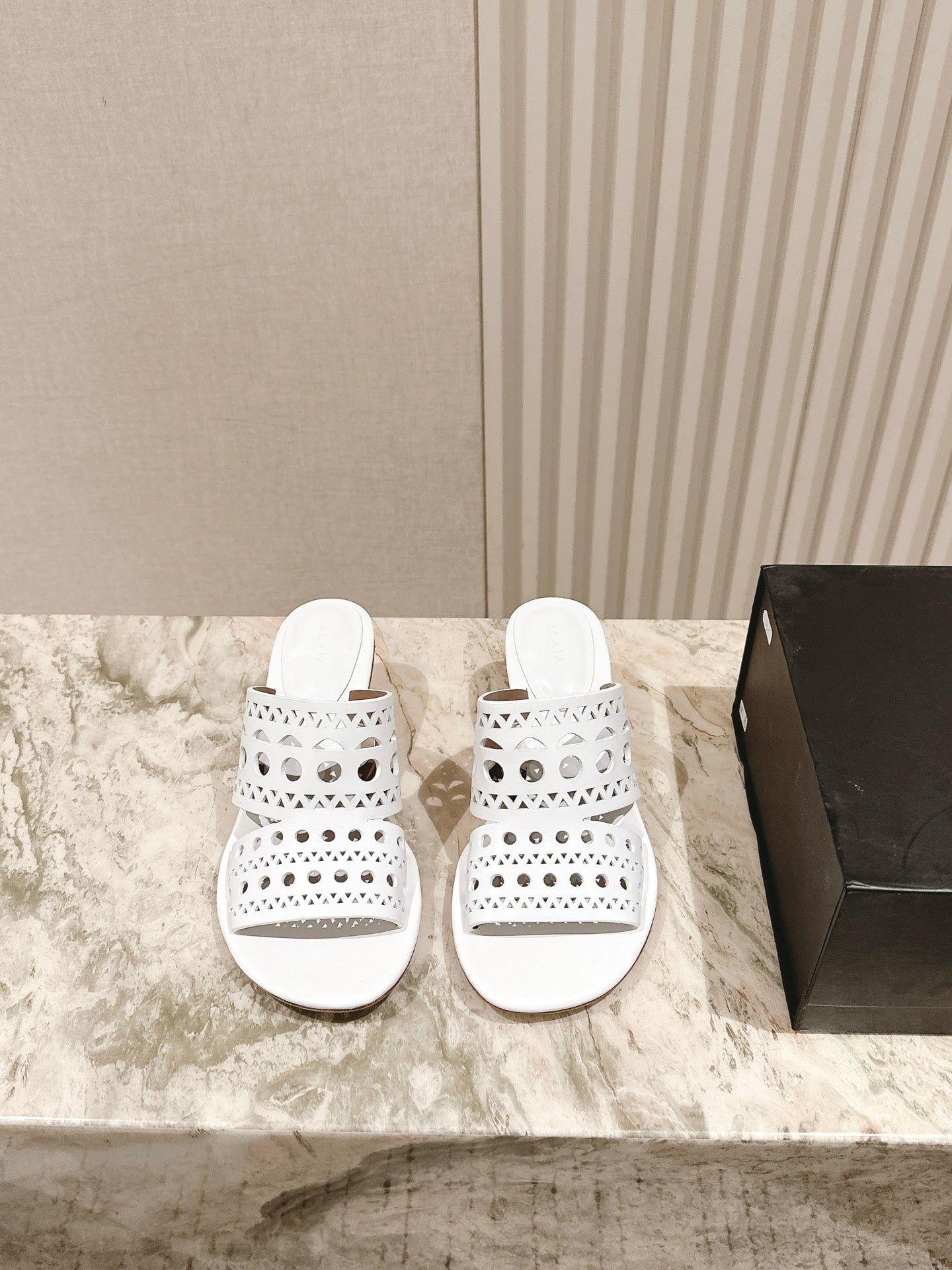 Alaia 2025 Vienne Cutout Kitten-Heel Slide Sandals White Leather 293650
