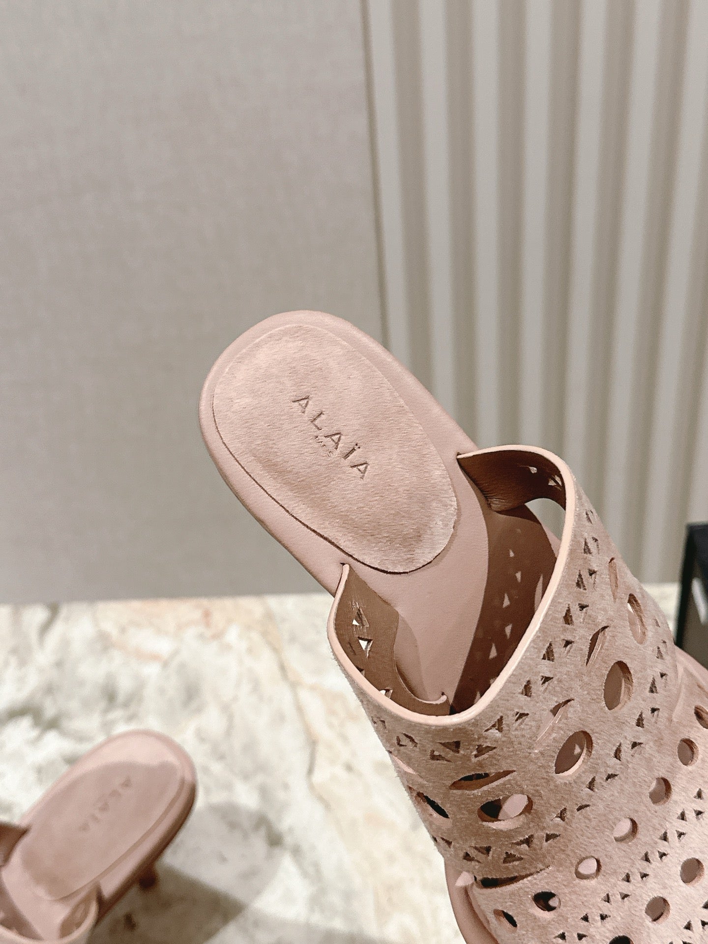 Alaia 2025 Vienne Cutout Kitten-Heel Slide Sandals Pink Leather 293651