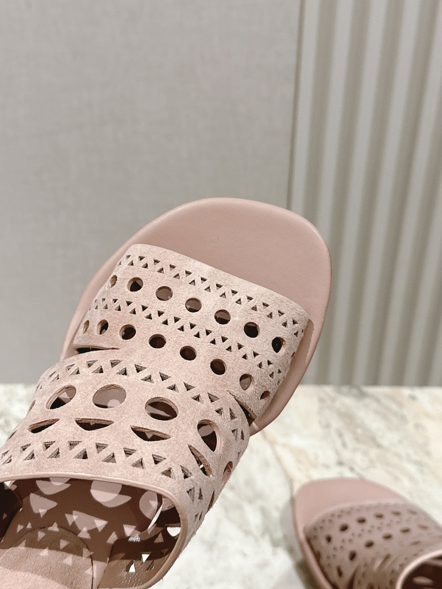 Alaia 2025 Vienne Cutout Kitten-Heel Slide Sandals Pink Leather 293651