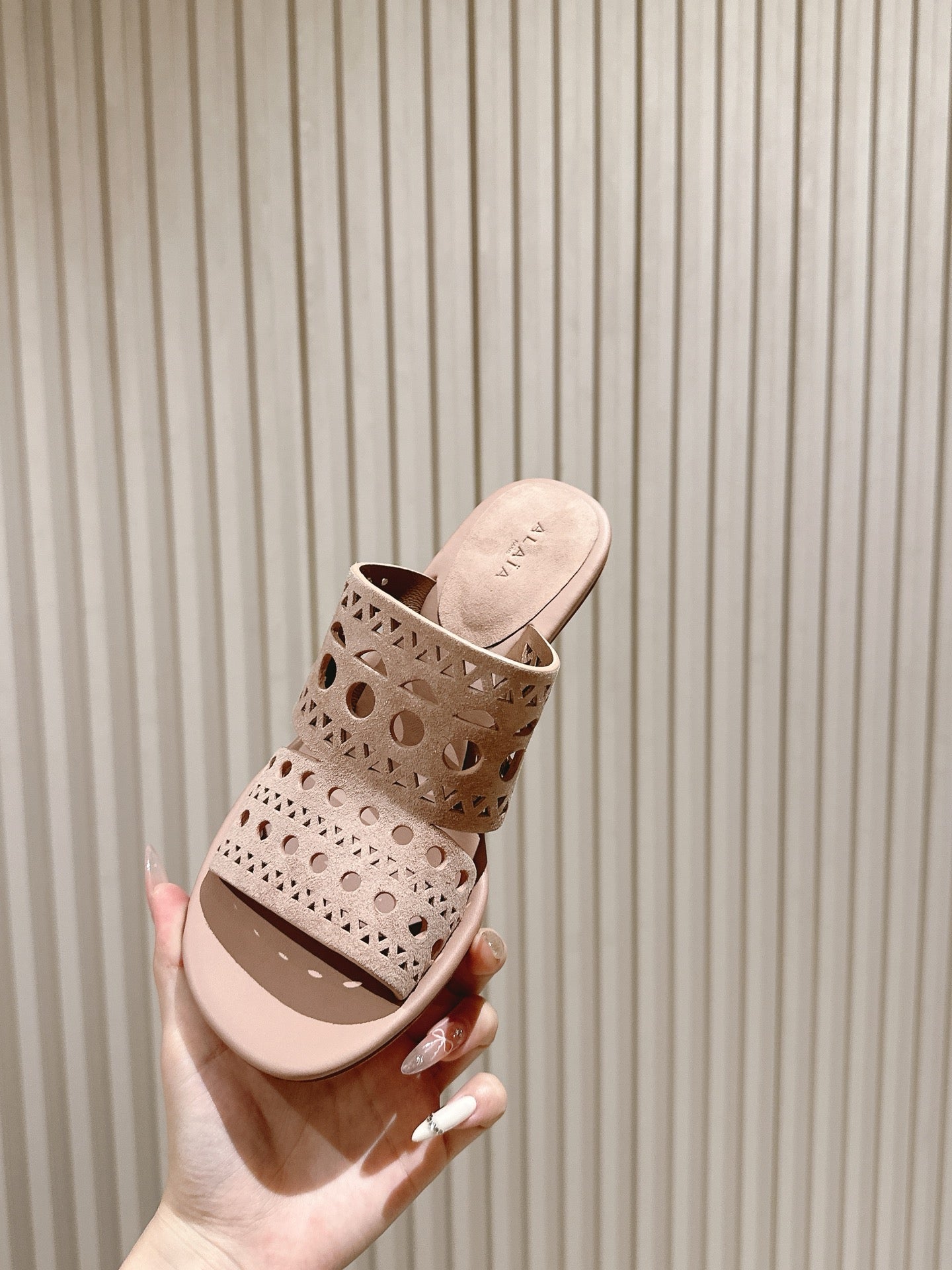 Alaia 2025 Vienne Cutout Kitten-Heel Slide Sandals Pink Leather 293651