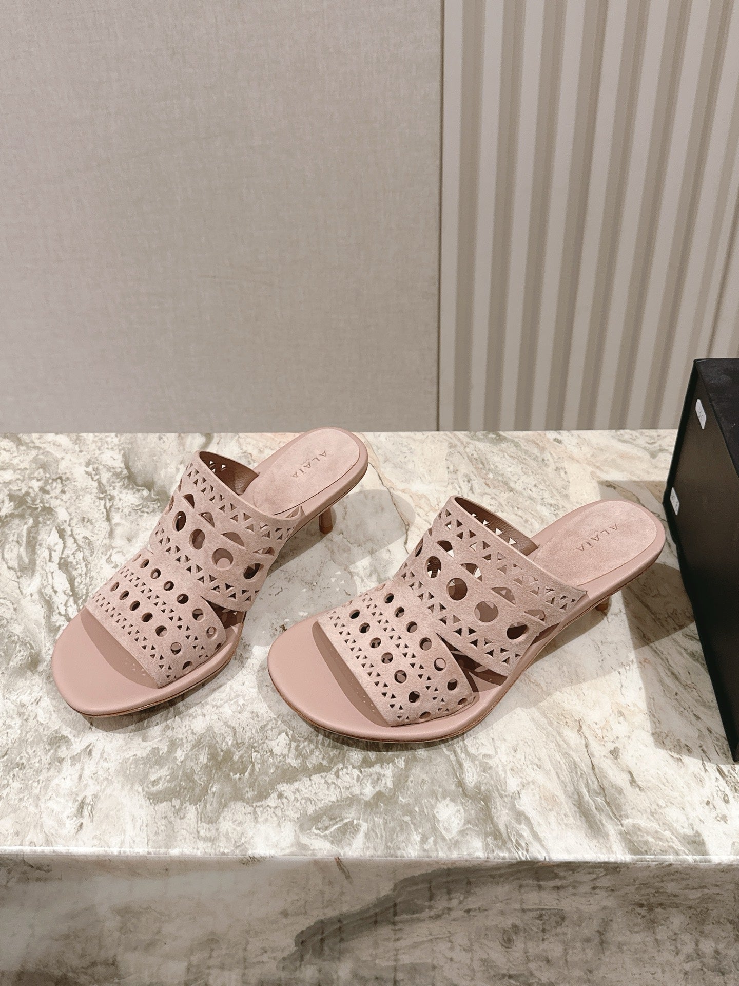 Alaia 2025 Vienne Cutout Kitten-Heel Slide Sandals Pink Leather 293651