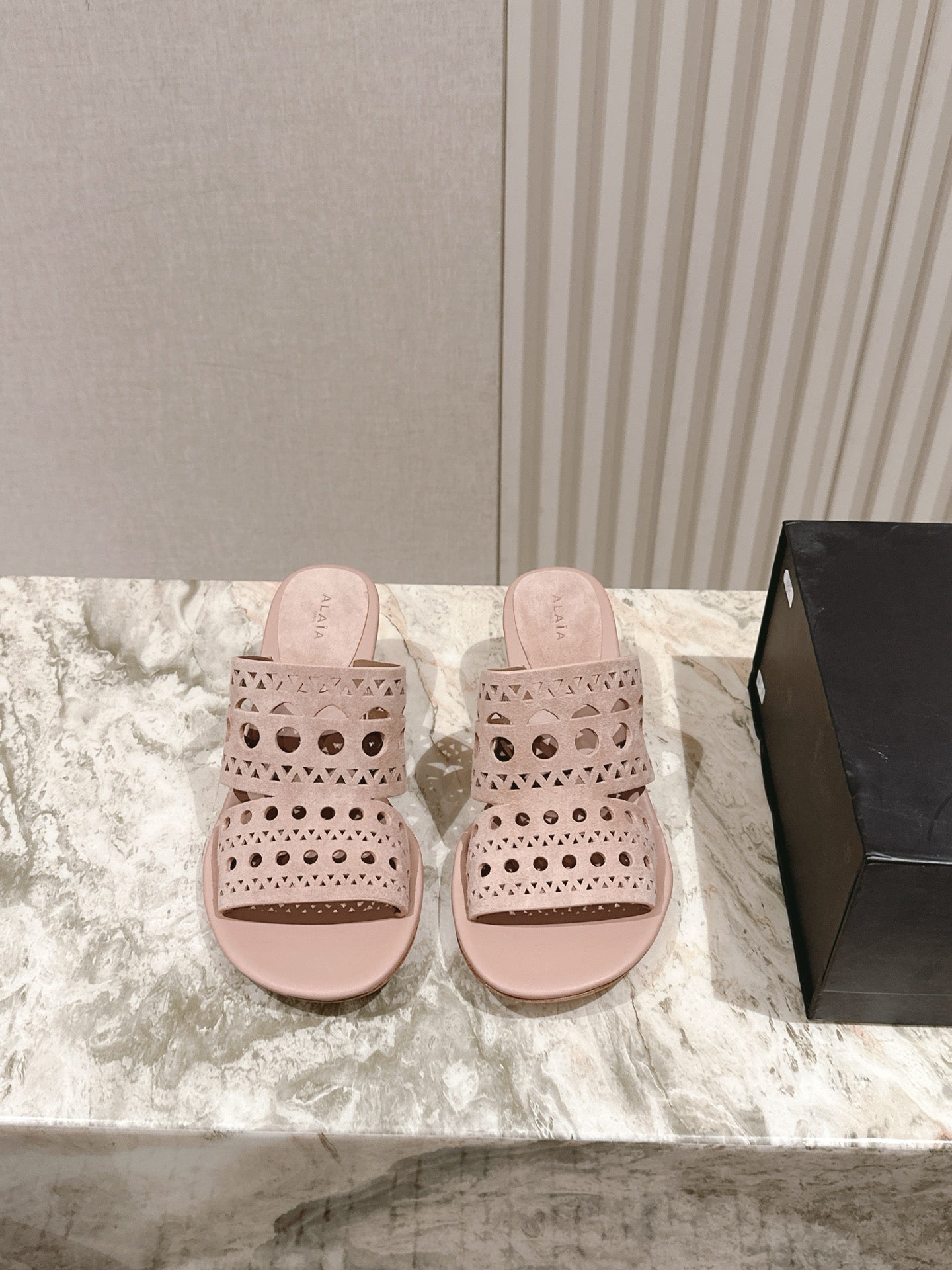 Alaia 2025 Vienne Cutout Kitten-Heel Slide Sandals Pink Leather 293651