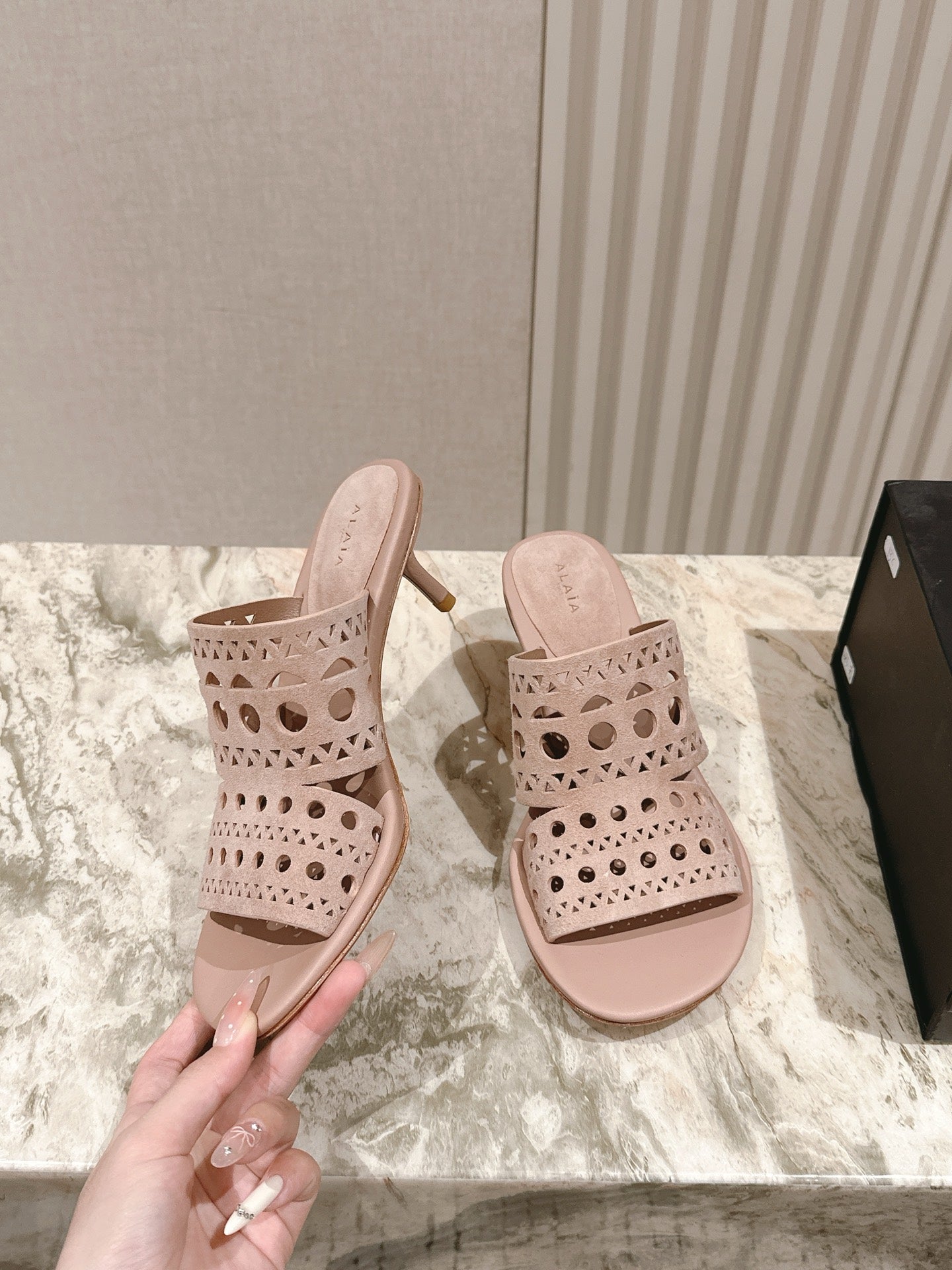 Alaia 2025 Vienne Cutout Kitten-Heel Slide Sandals Pink Leather 293651