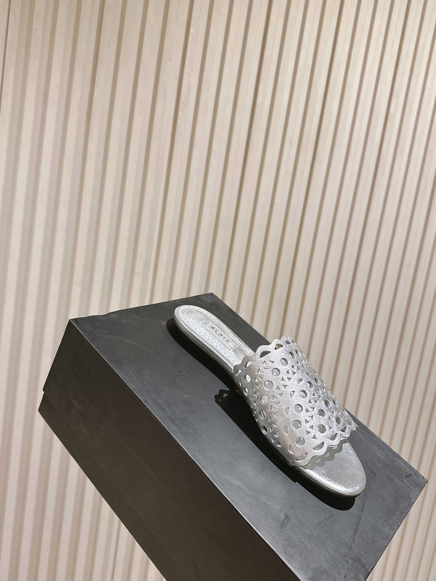 Alaia 2025 Vienne Slippers Silver Lambskin 293656