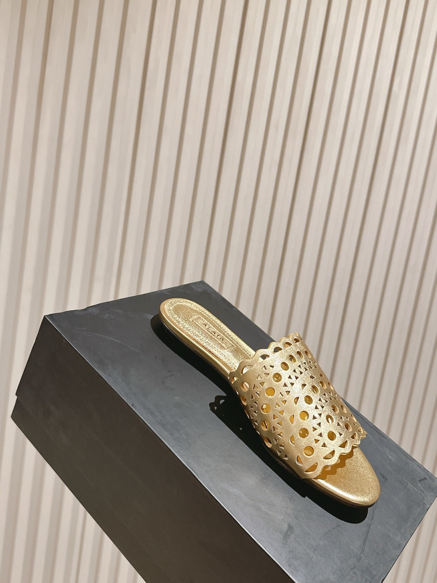 Alaia 2025 Vienne Slippers Gold Lambskin 293657