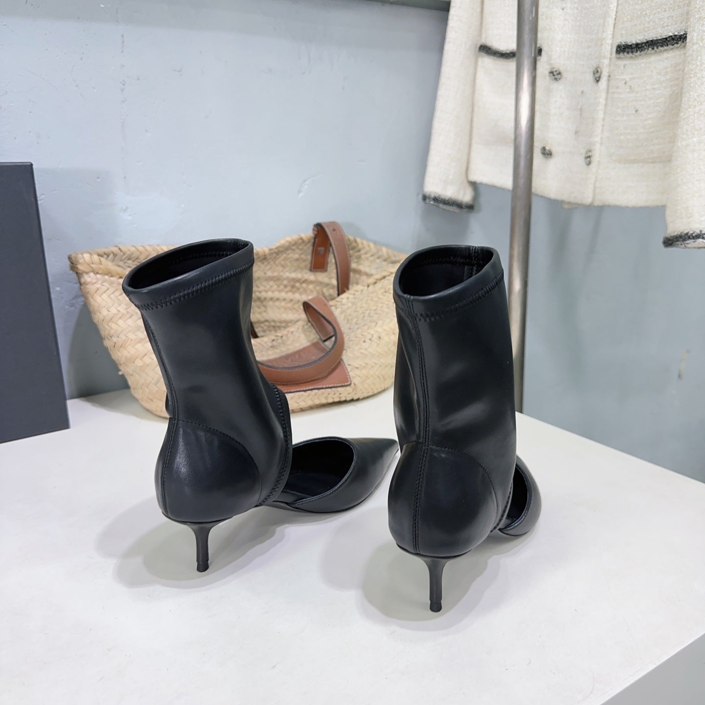 Alaia's new fall/winter ankle boots black sheepskin 388514