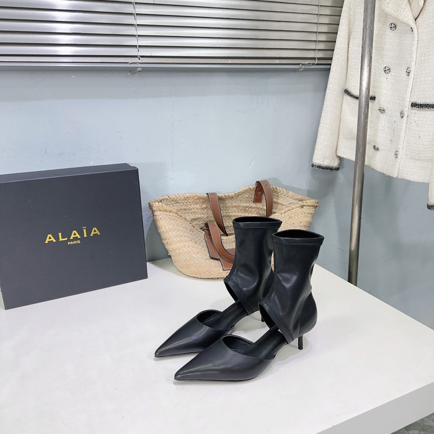 Alaia's new fall/winter ankle boots black sheepskin 388514