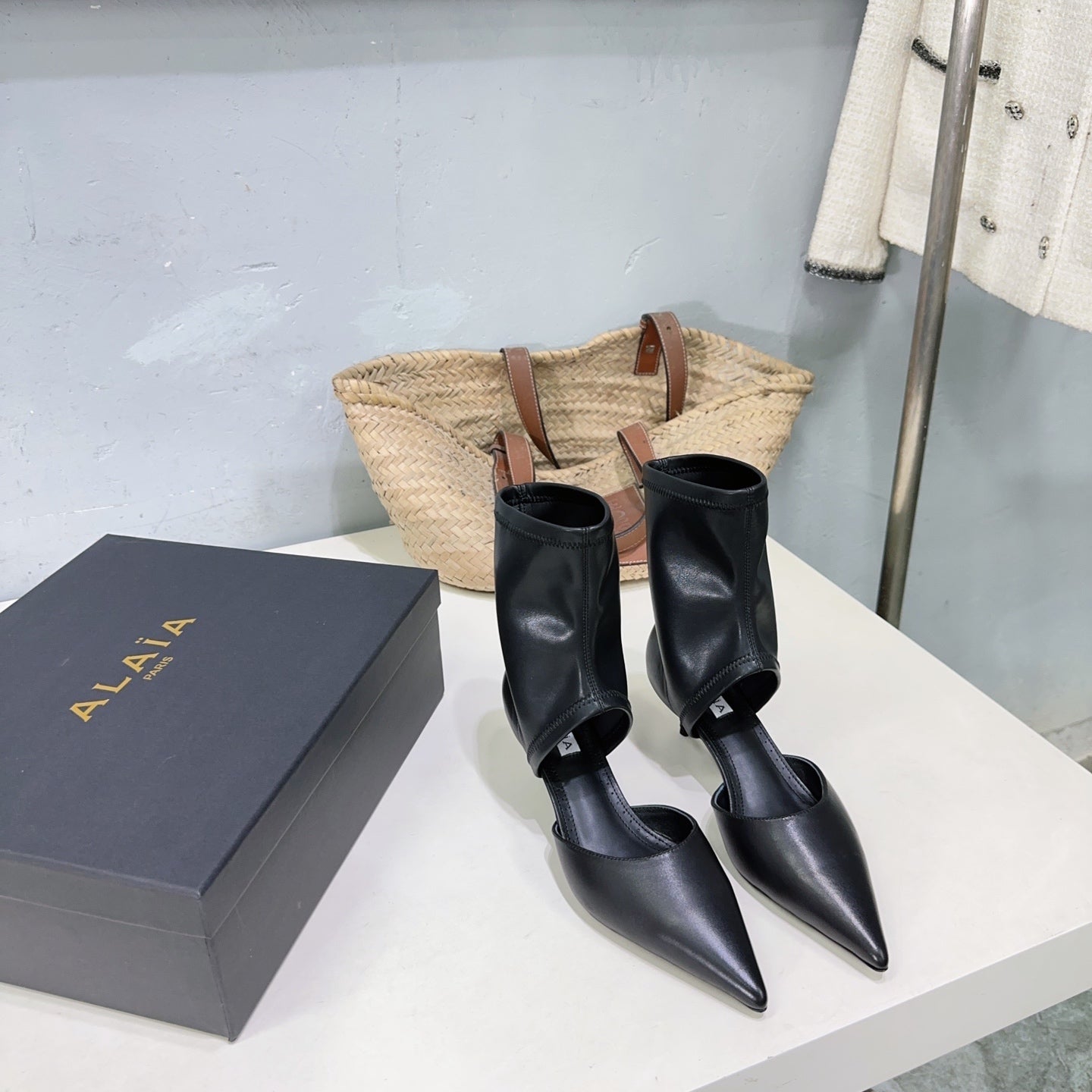 Alaia's new fall/winter ankle boots black sheepskin 388514