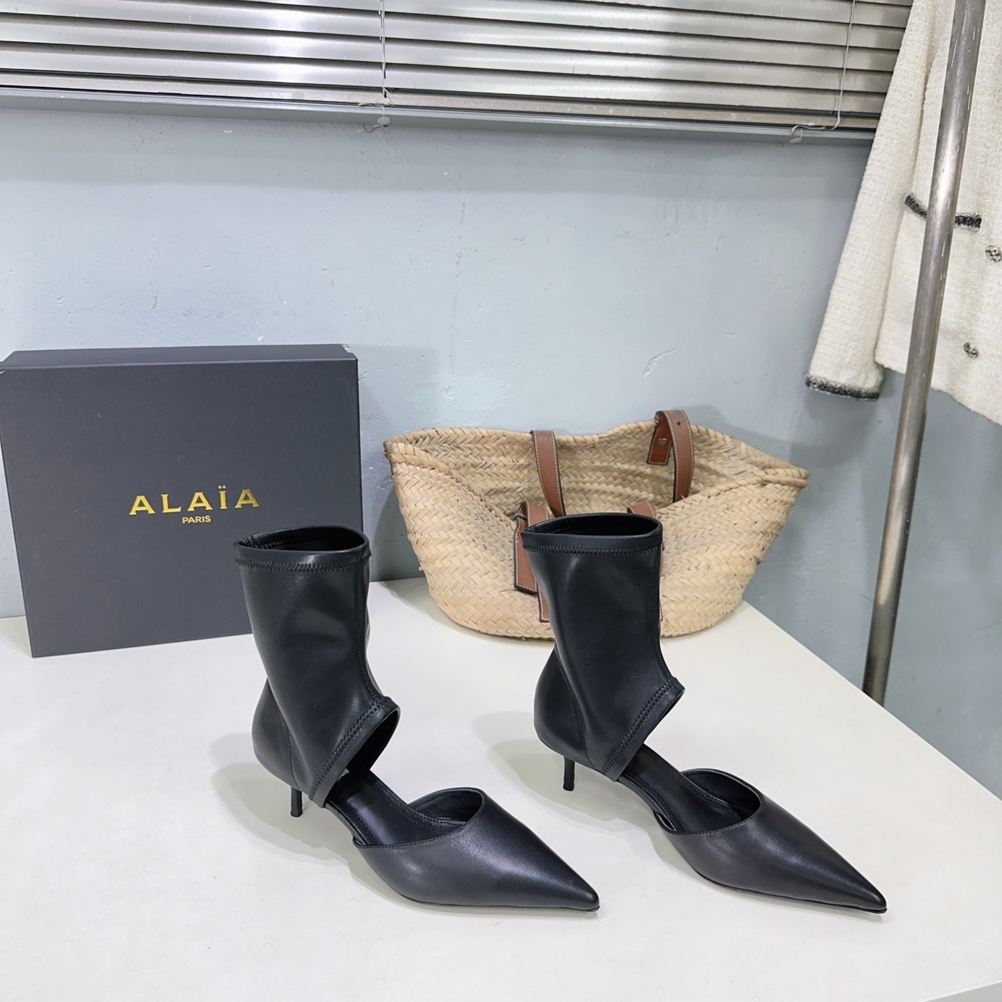 Alaia's new fall/winter ankle boots black sheepskin 388514