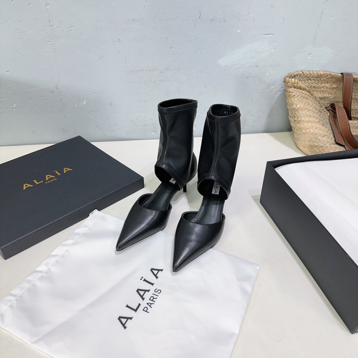 Alaia's new fall/winter ankle boots black sheepskin 388514