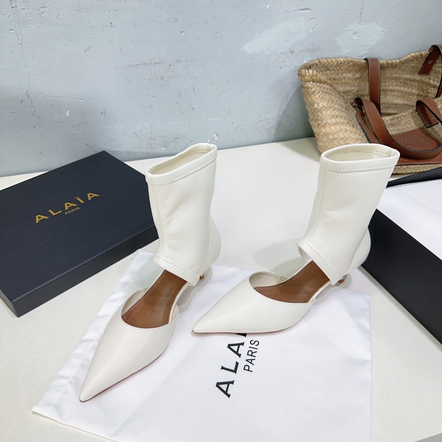 Alaia's new fall/winter ankle boots white sheepskin 388515