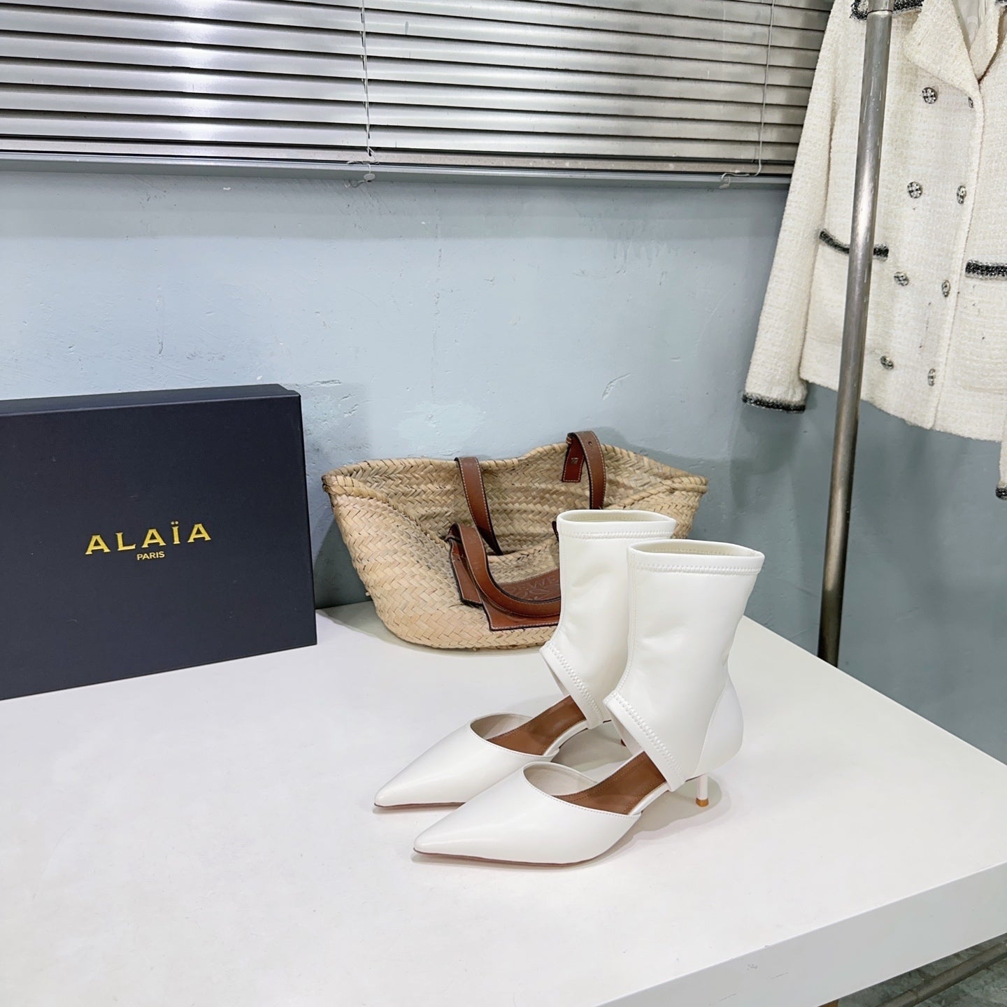 Alaia's new fall/winter ankle boots white sheepskin 388515