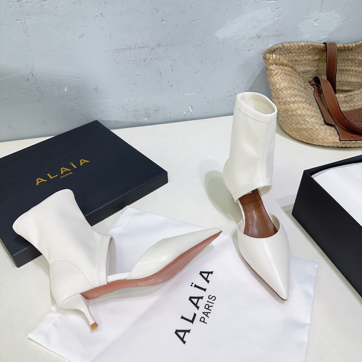 Alaia's new fall/winter ankle boots white sheepskin 388515