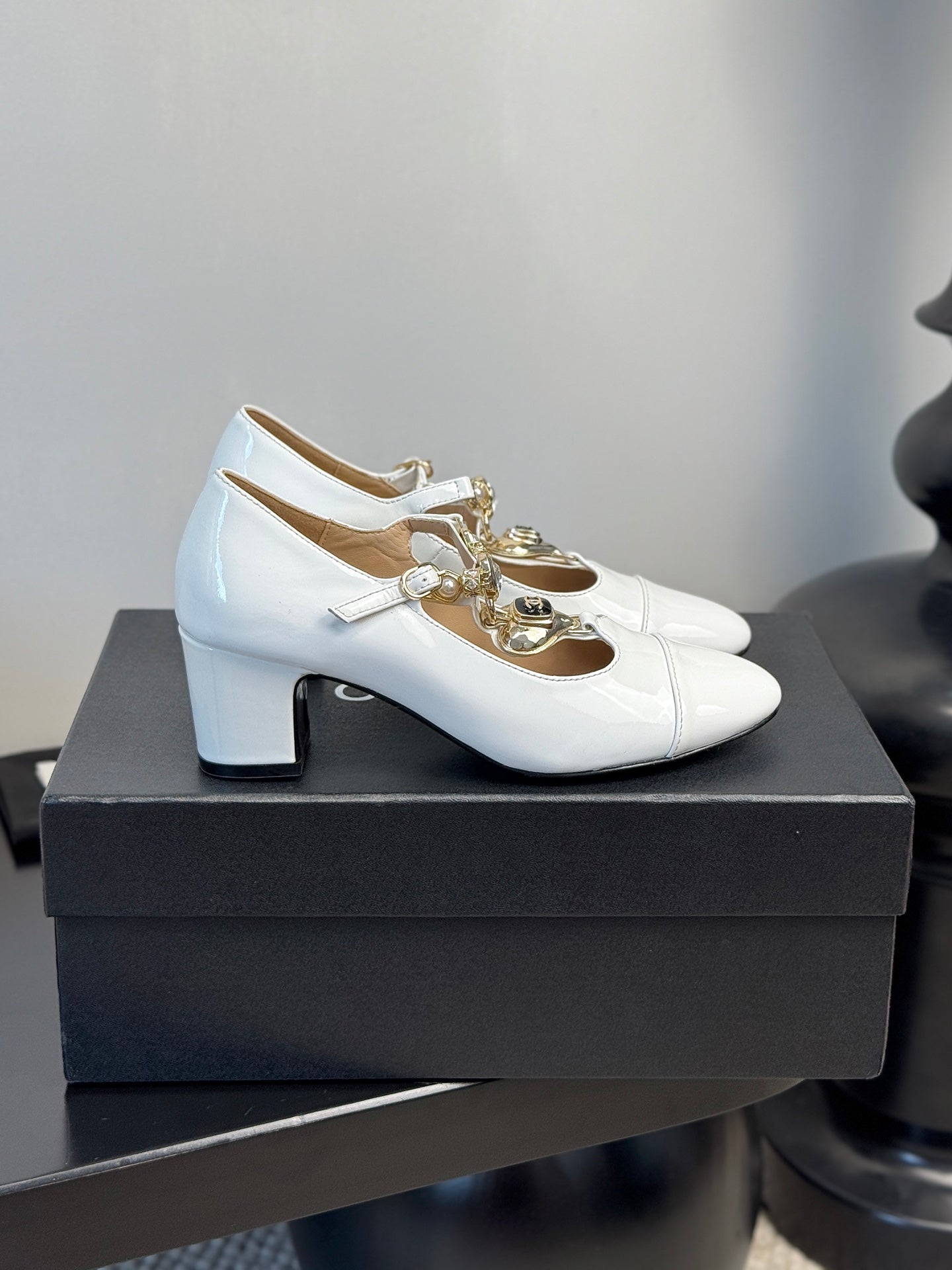 CC 25 Marry Jane White Glossy Lambskin 329764