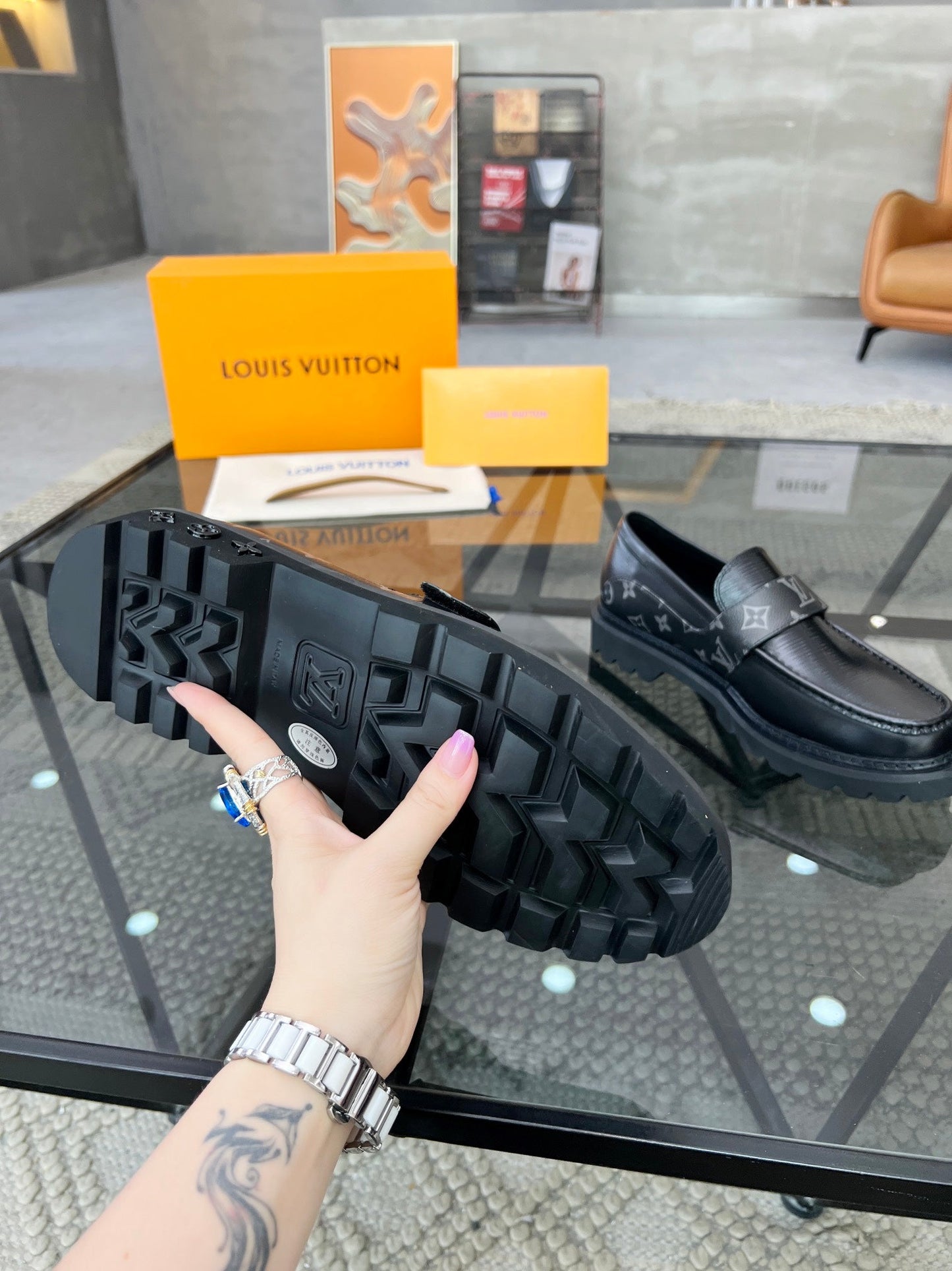 LV LOAFERS BLACK PLAIN CALFSKIN WITH MONOGRAM STRAP