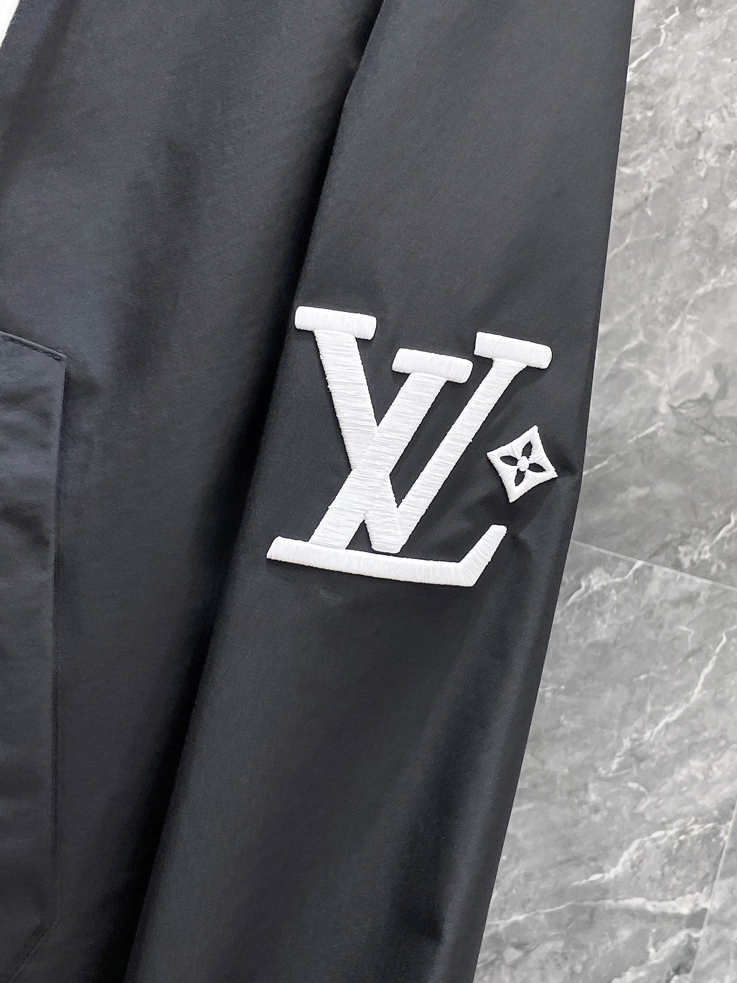 LV BLACK JACKET 239571