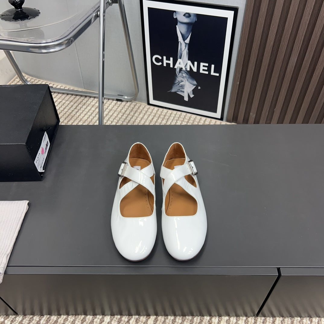 Alaila Criss Cross Ballet Flats In White Glossy Calfskin 996029
