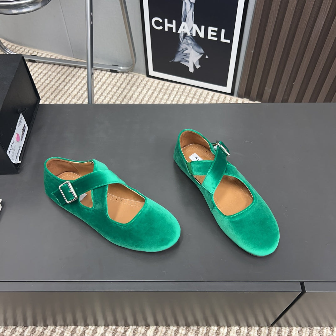 Alaila Criss Cross Ballet Flats In Green Velvet 996047