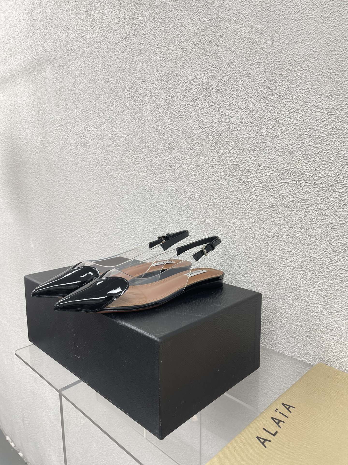ALAIA LE COEUR FLAT SLINGBACKS IN BLACK PATENT LAMBSKIN