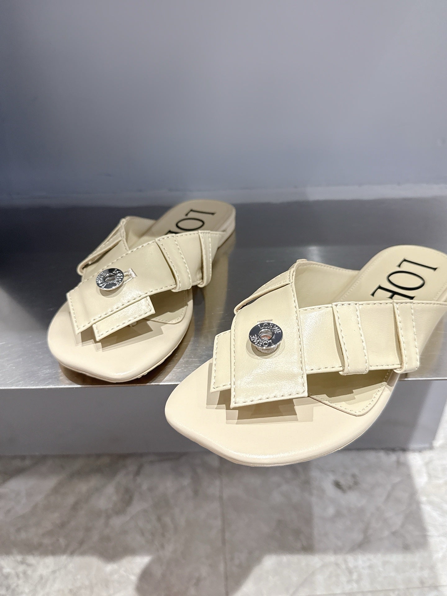 Loewe 25 Toy Panta Toe Thong Beige Sheepskin
