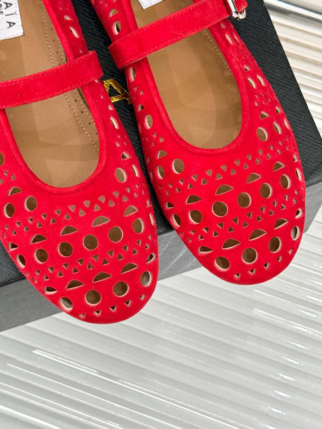 Alaia Women's Ballet Flat Red Suede 293225