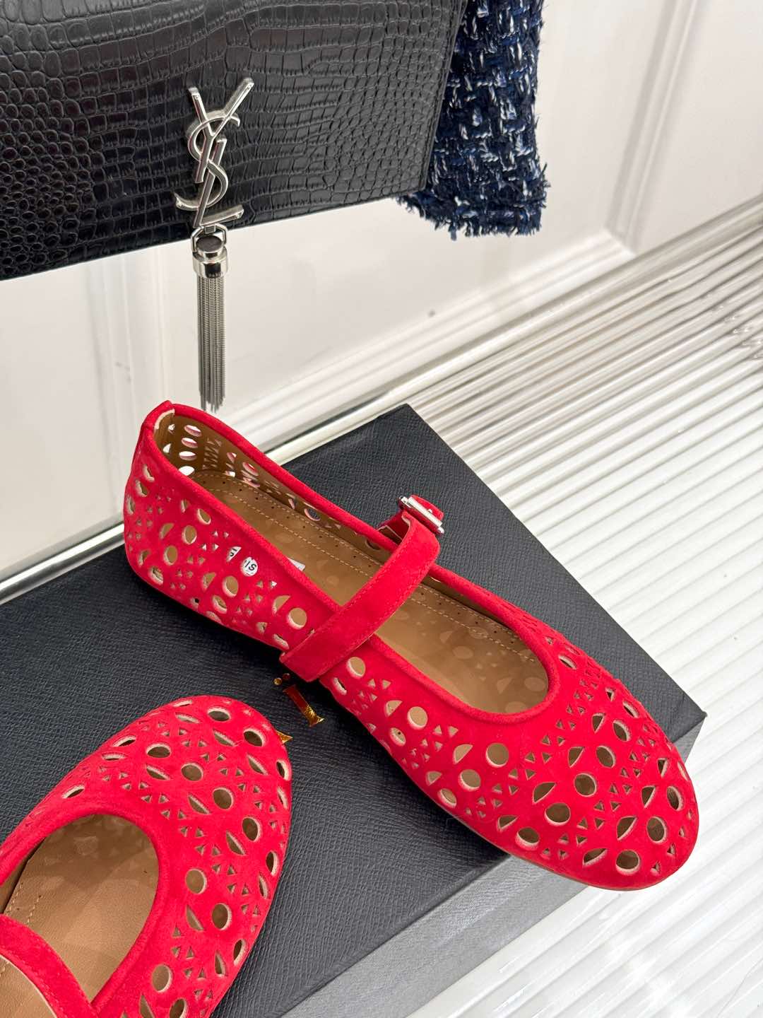 Alaia Women's Ballet Flat Red Suede 293225