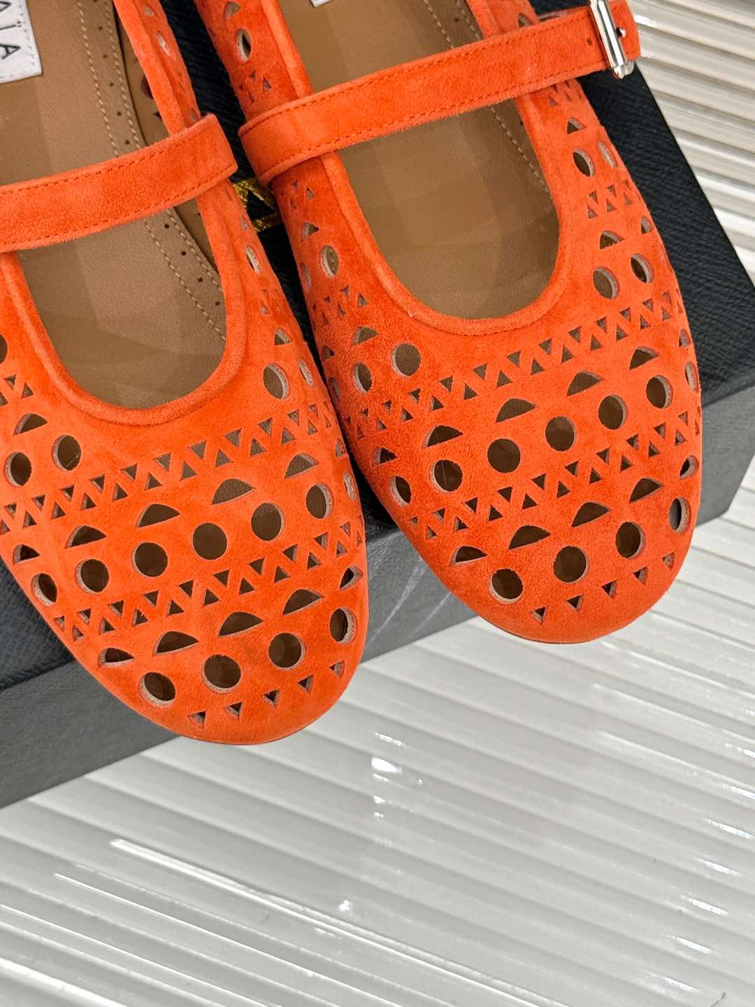 Alaia Women's Ballet Flat Orange Suede 293228