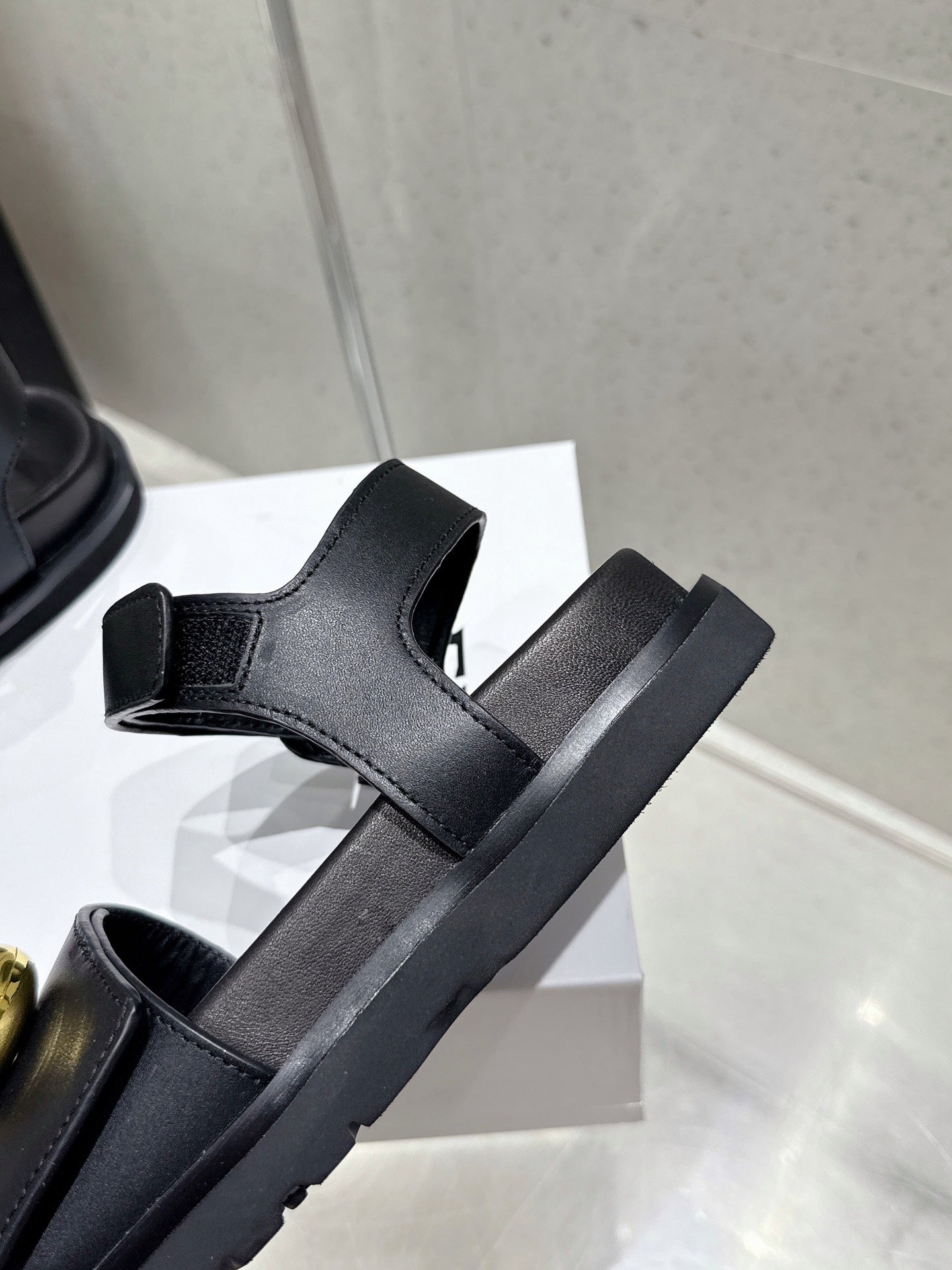 LOEWE 25ss sandals black gold sheepskin