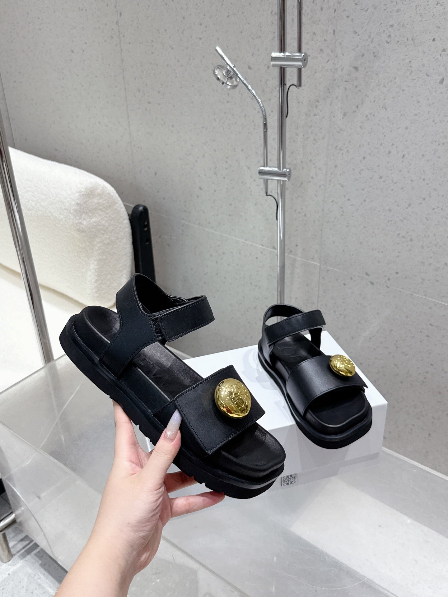 LOEWE 25ss sandals black gold sheepskin
