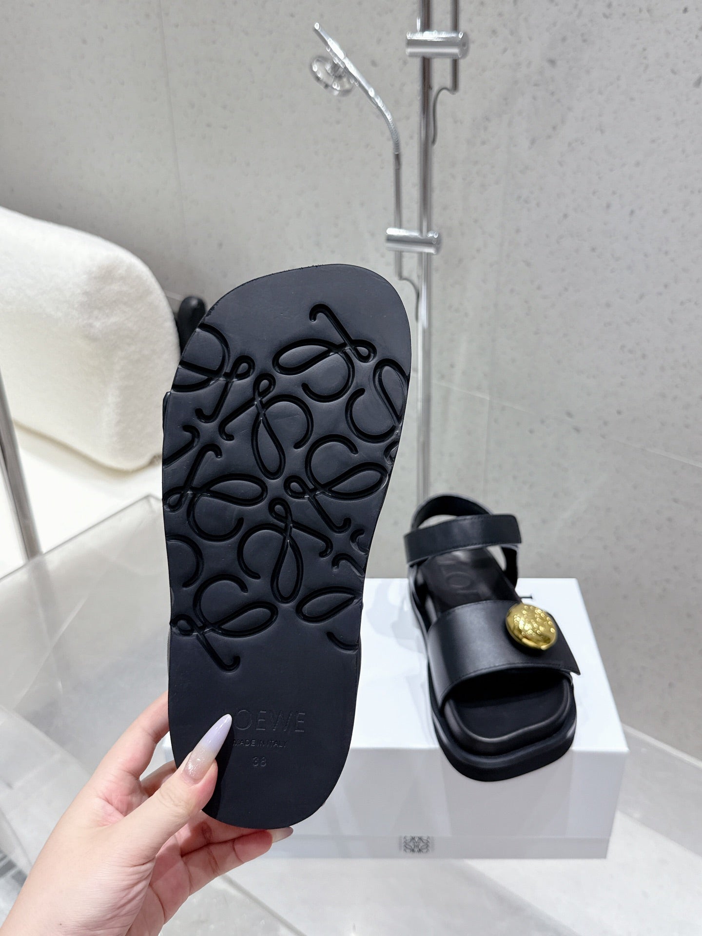 LOEWE 25ss sandals black gold sheepskin