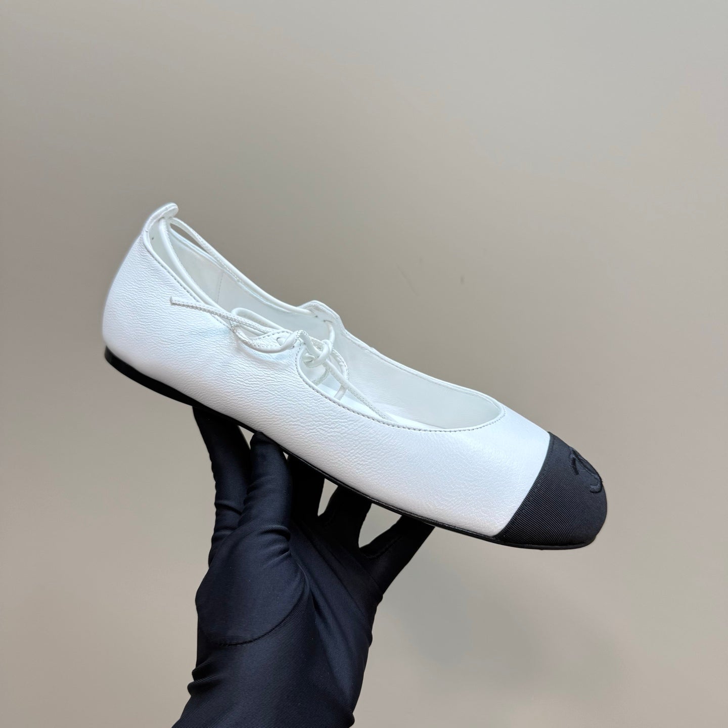 CC 25 Mary Jane Flat White Leather with Fabric 239409