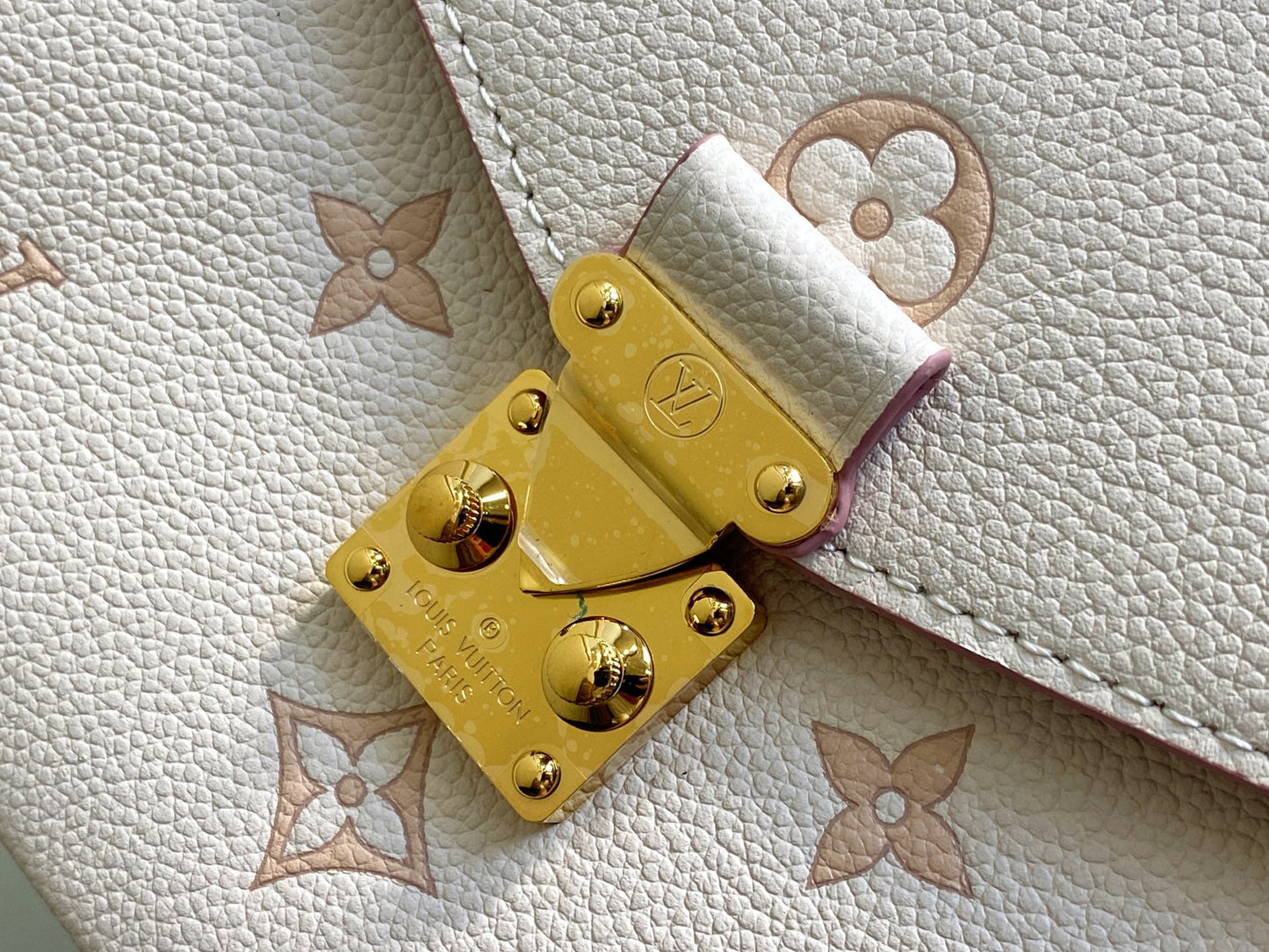 LV Pochette Métis 25cm Cream Grained Calfskin